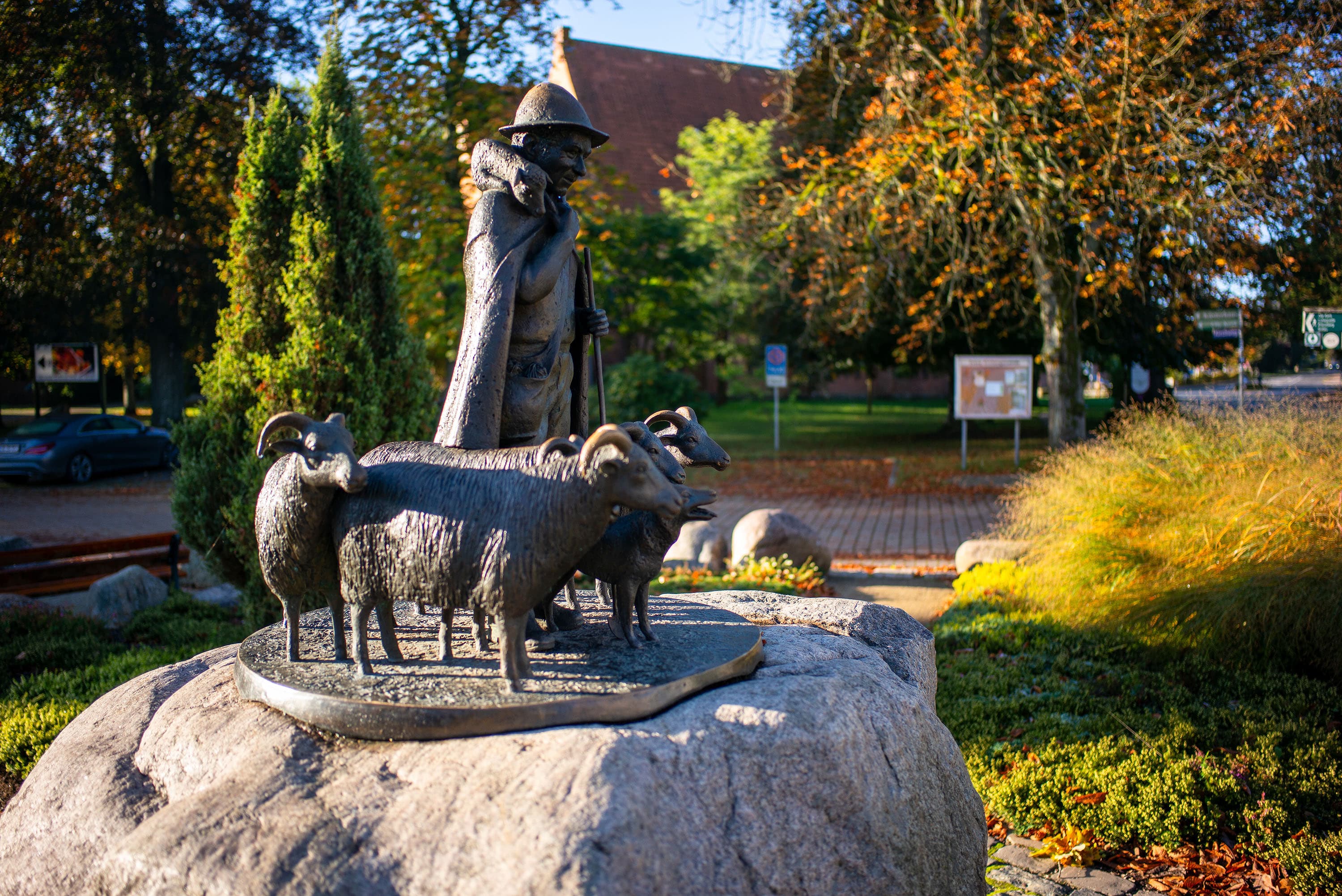 Bispingen Ortsansicht Statue in der Ortsmitte