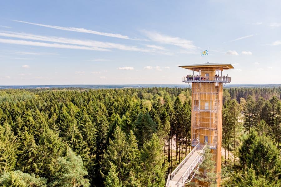 Baumwipfelpfad mit Weitblick über die Lüneburger Heide bis HamburgTreetop walk with far-reaching views over the Lüneburg Heath to HamburgVandring i trætoppene med vidtrækkende udsigt over Lüneburger Heide til HamborgBoomkroonwandeling met verreikend uitzicht over de Lüneburger Heide naar Hamburg