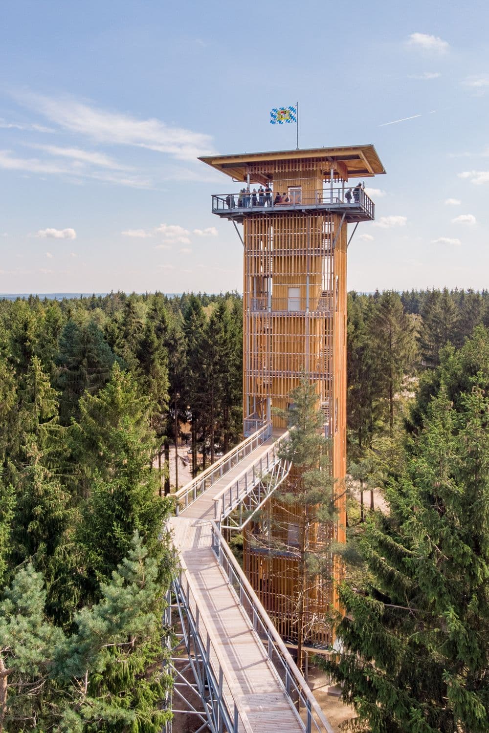 Aussichtsturm des Baumwipfelpfads in der Lüneburger HeideObservation tower of the treetop walk in the Lüneburg HeathObservationstårn på trætopvandringen i Lüneburger HeideUitkijktoren van de boomtoppenwandeling op de Lüneburger Heide