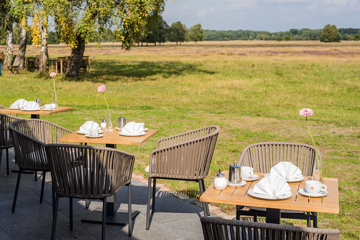 Der weite Blick von der Gasthausterrasse im Hotel Camp Reinsehlen