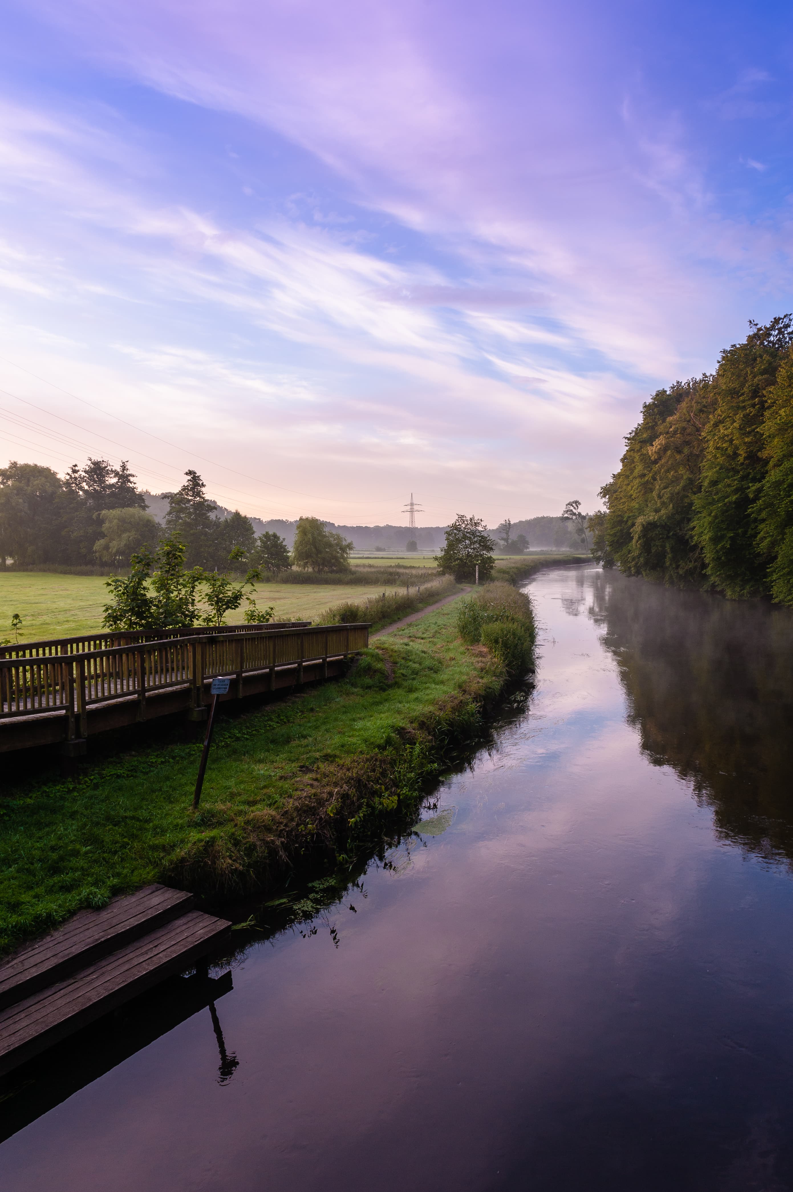 Wandern entlang des Flusses Ilmenau an der Brücke vor Bienenbüttel