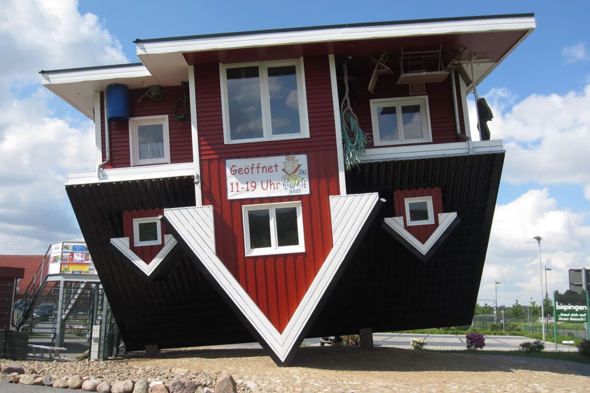 Das Verrückte haus ist eine attraktion in bispingen