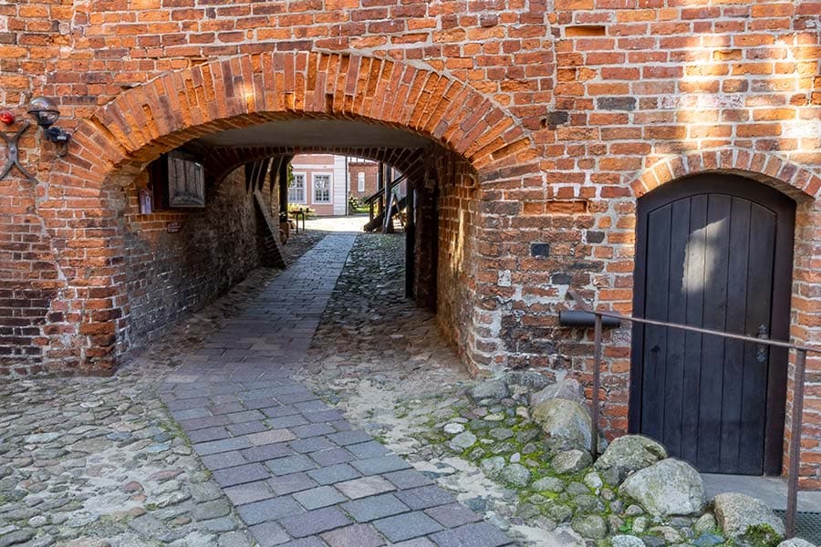 Durch den Tunnel kommt man in das Kloster Lüne