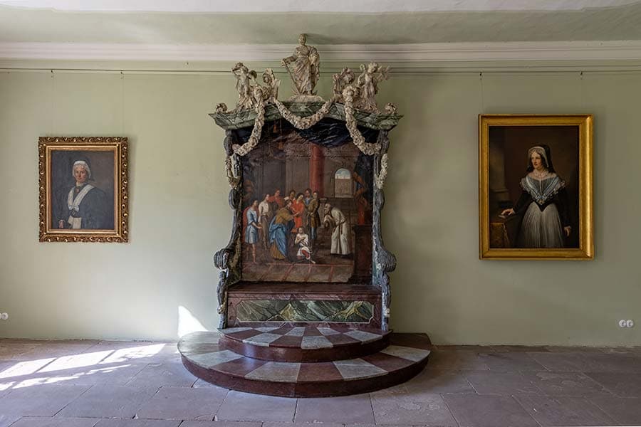 Im Kapitelsaal des Klosters Lüne steht der Äbtissinenthron