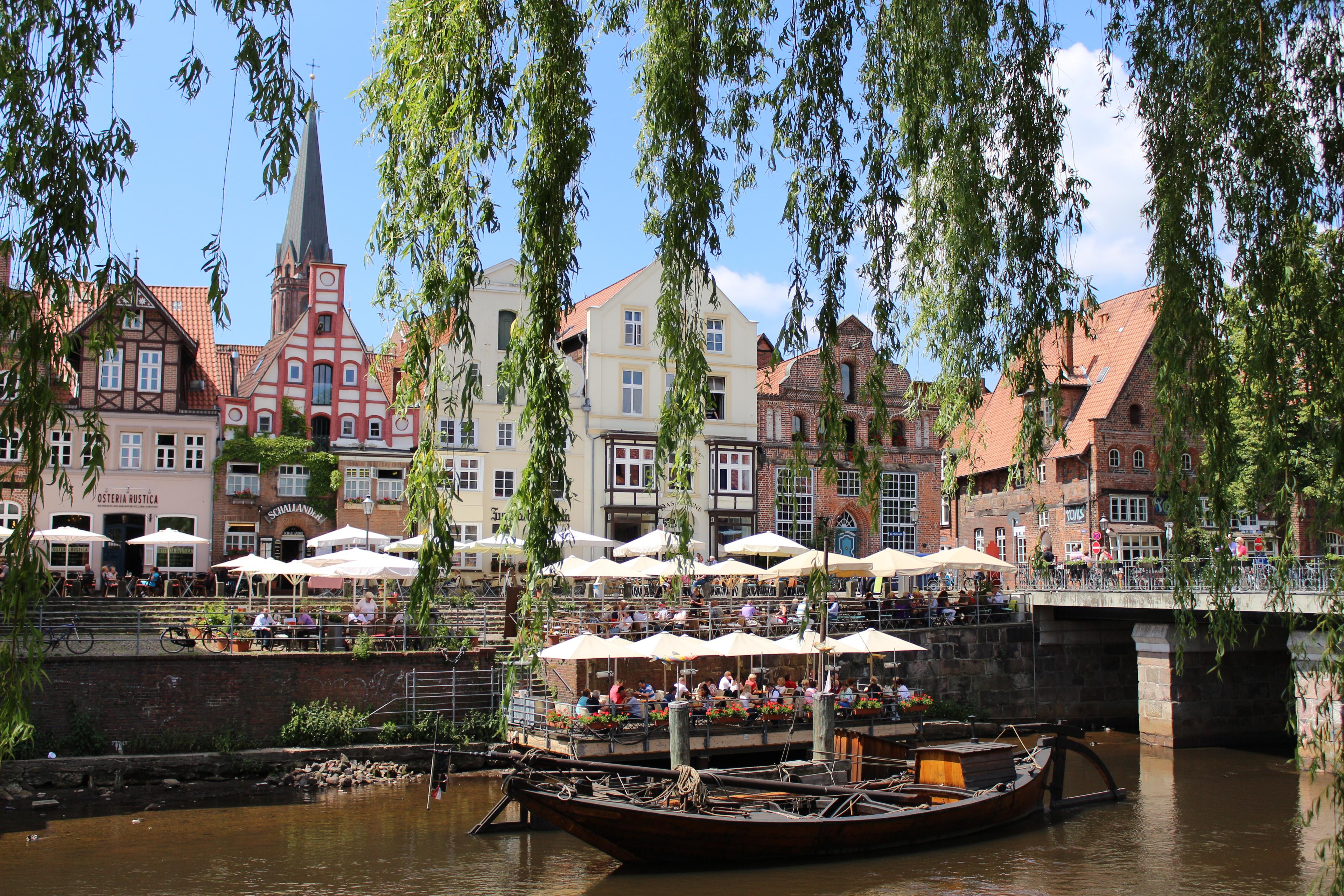 Der&nbsp;Stintmarkt&nbsp;(abgekürzt auch&nbsp;Stint) befindet sich im historischen Wasserviertel&nbsp;der Stadt Lüneburg&nbsp;und ist für seine zahlreichen sich in den mittelalterlichen Häusern befindenden Retstaurant und Kneipen bekannt.