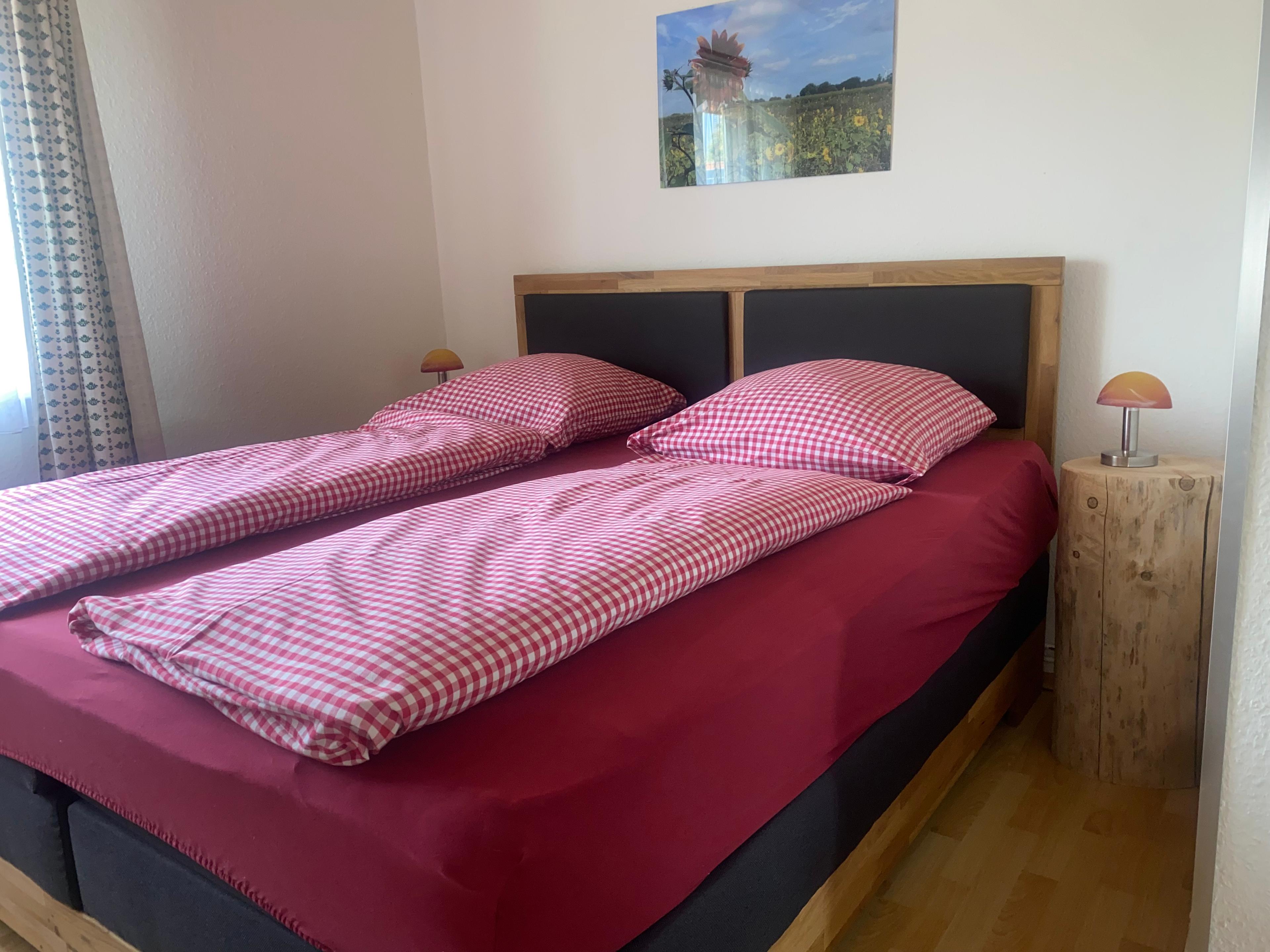 Schlafzimmer der Ferienwohnung "Apfelblüte" auf dem Neuland-Hof Spöring