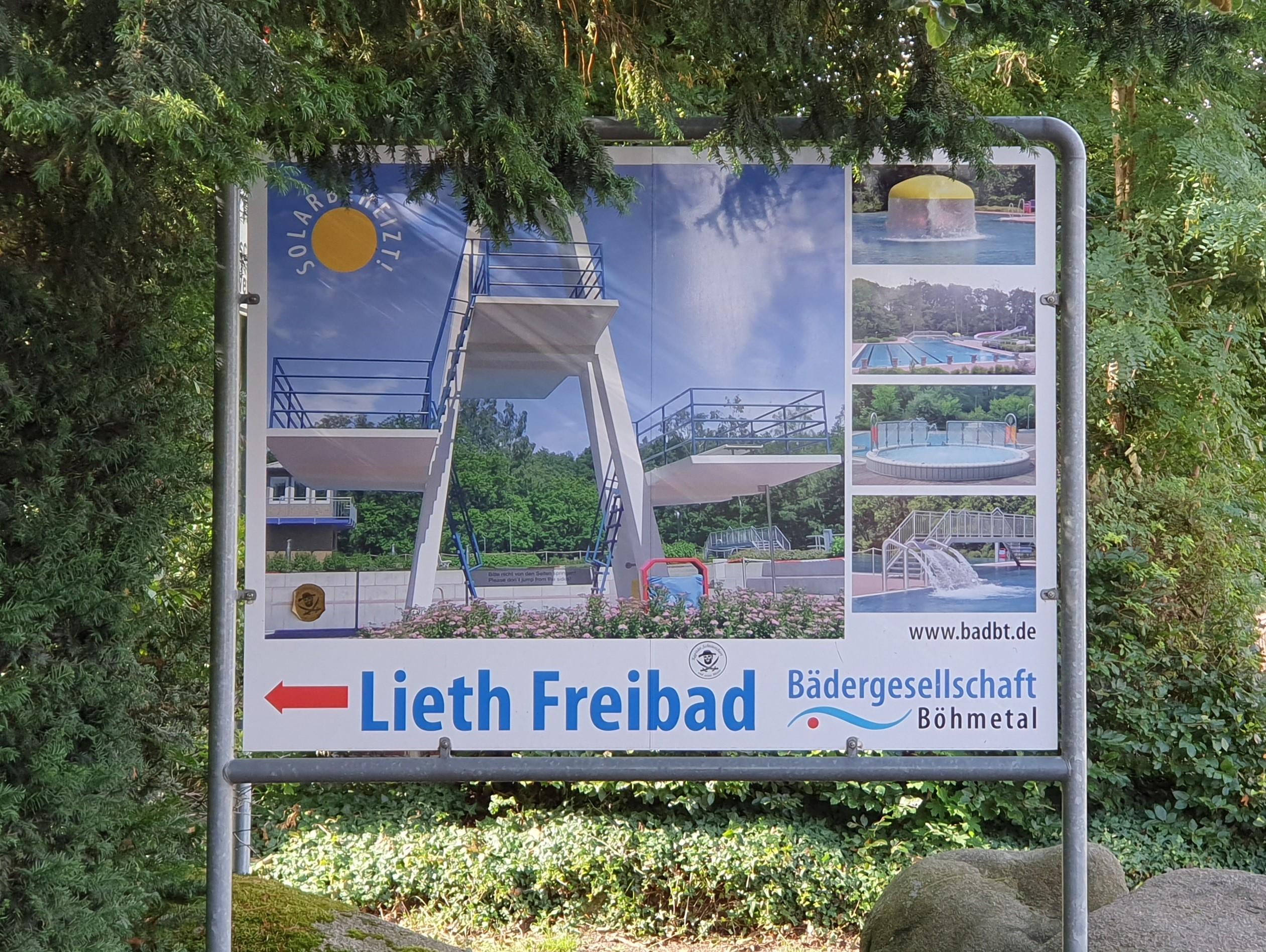 Hinweisschild zum Lieth-Freibad am Eingang des Liethwaldes an der Soltauer Straße in Bad Fallingbostel.