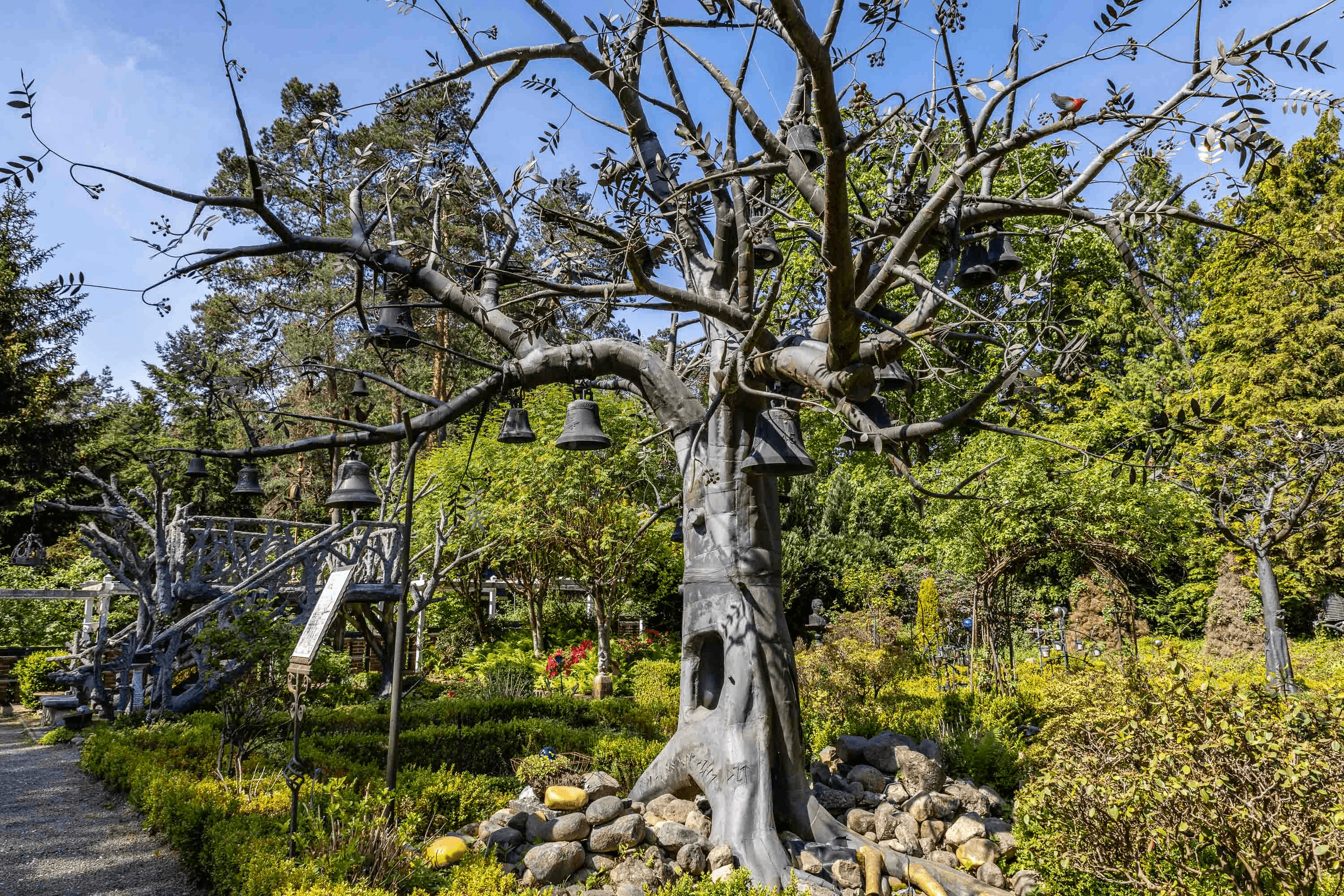 Der Glockenbaum im Garten der Iserhatsche