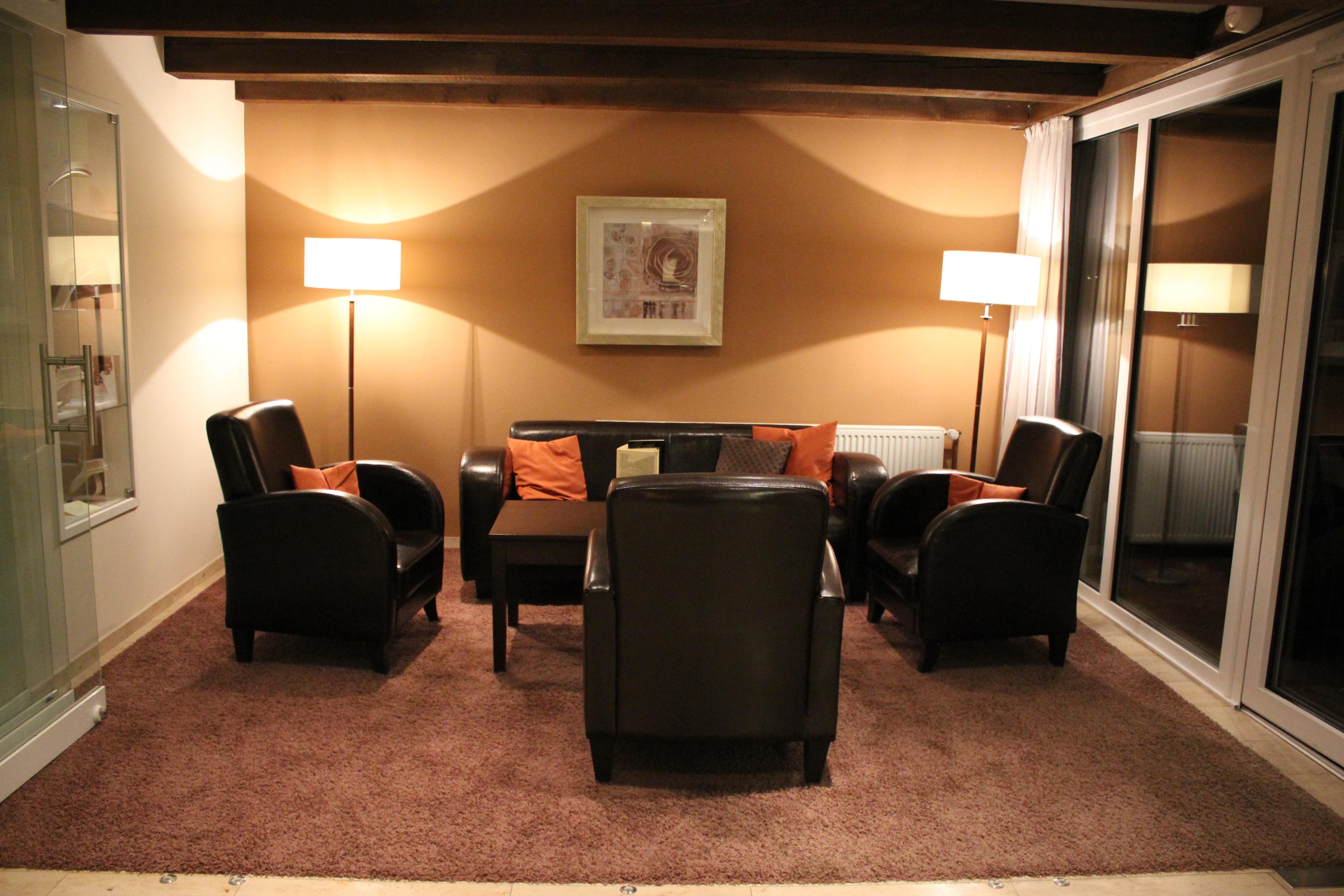 Sitzgruppe in der Hotelbar im VitalHotel Ascona in der Lueneburger Heide.JPG