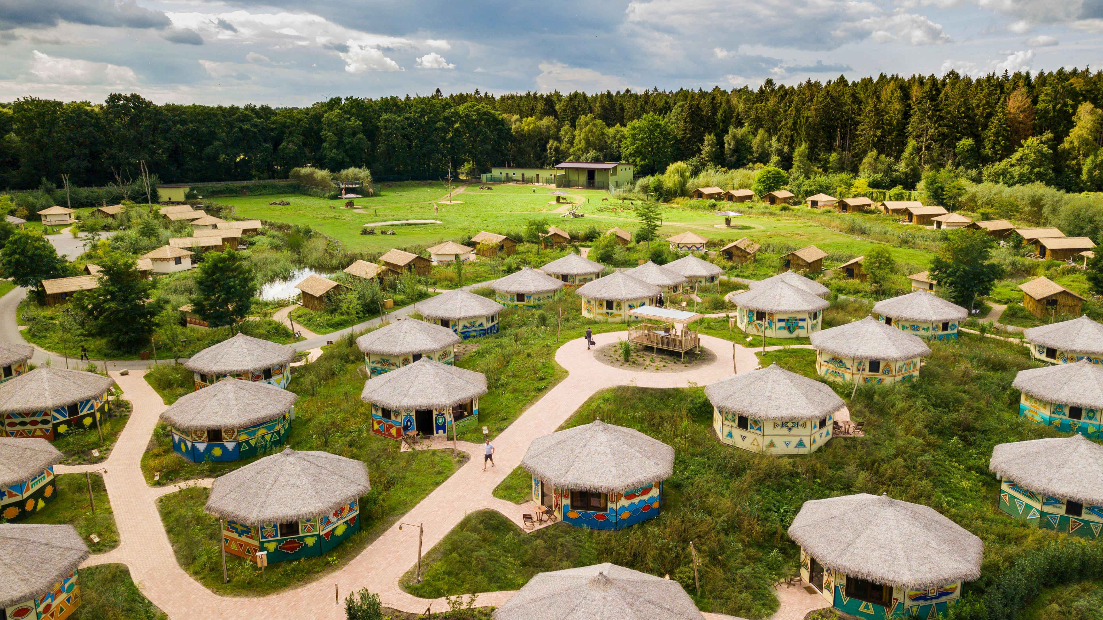 Jambo-Lodges (runde Dächer / vorne) und Masai-Mara-Lodges (hinten) im Serengeti-Park Hodenhagen