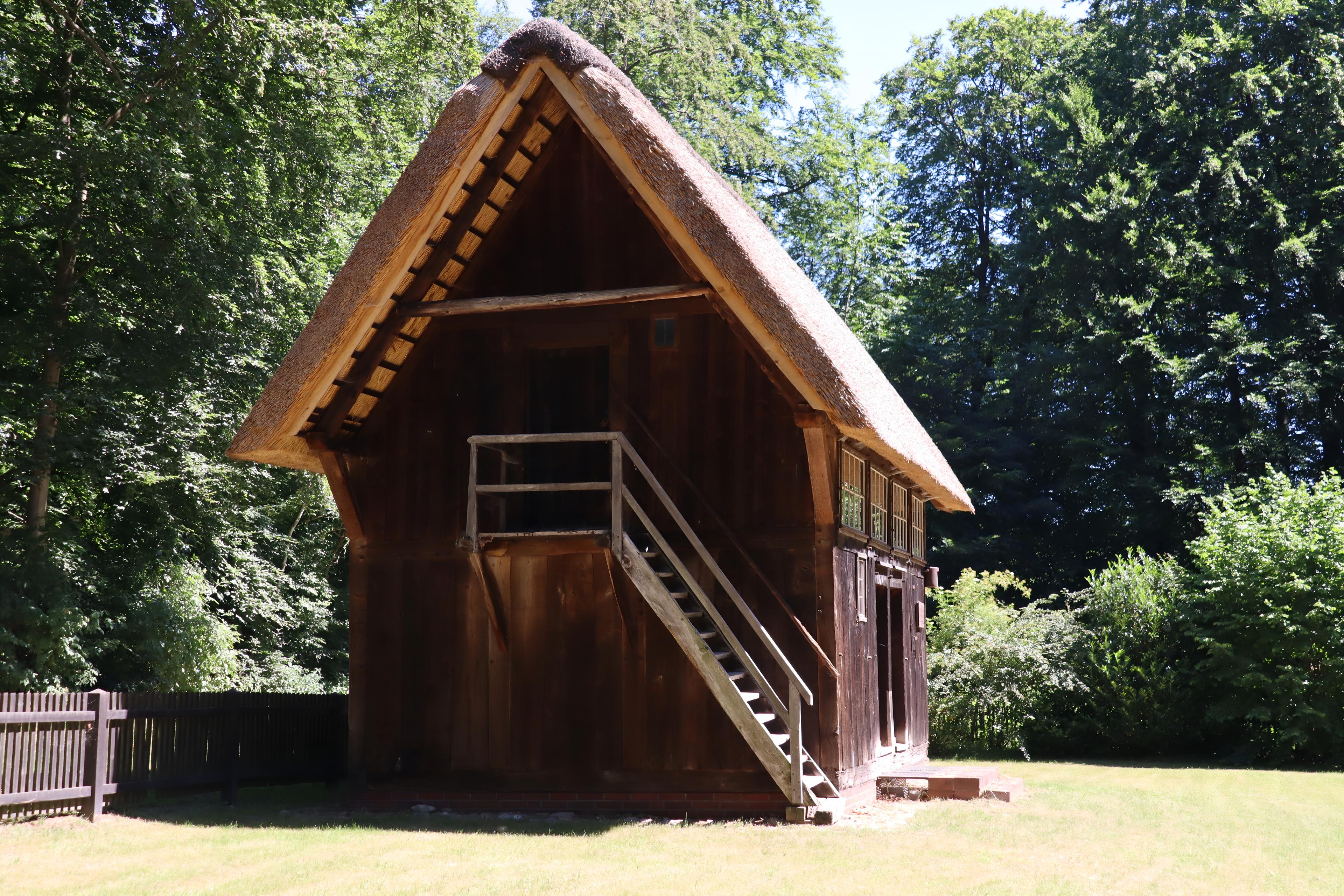 Ein Treppenspeicher auf dem Außengelände des Hofes der Heidmark