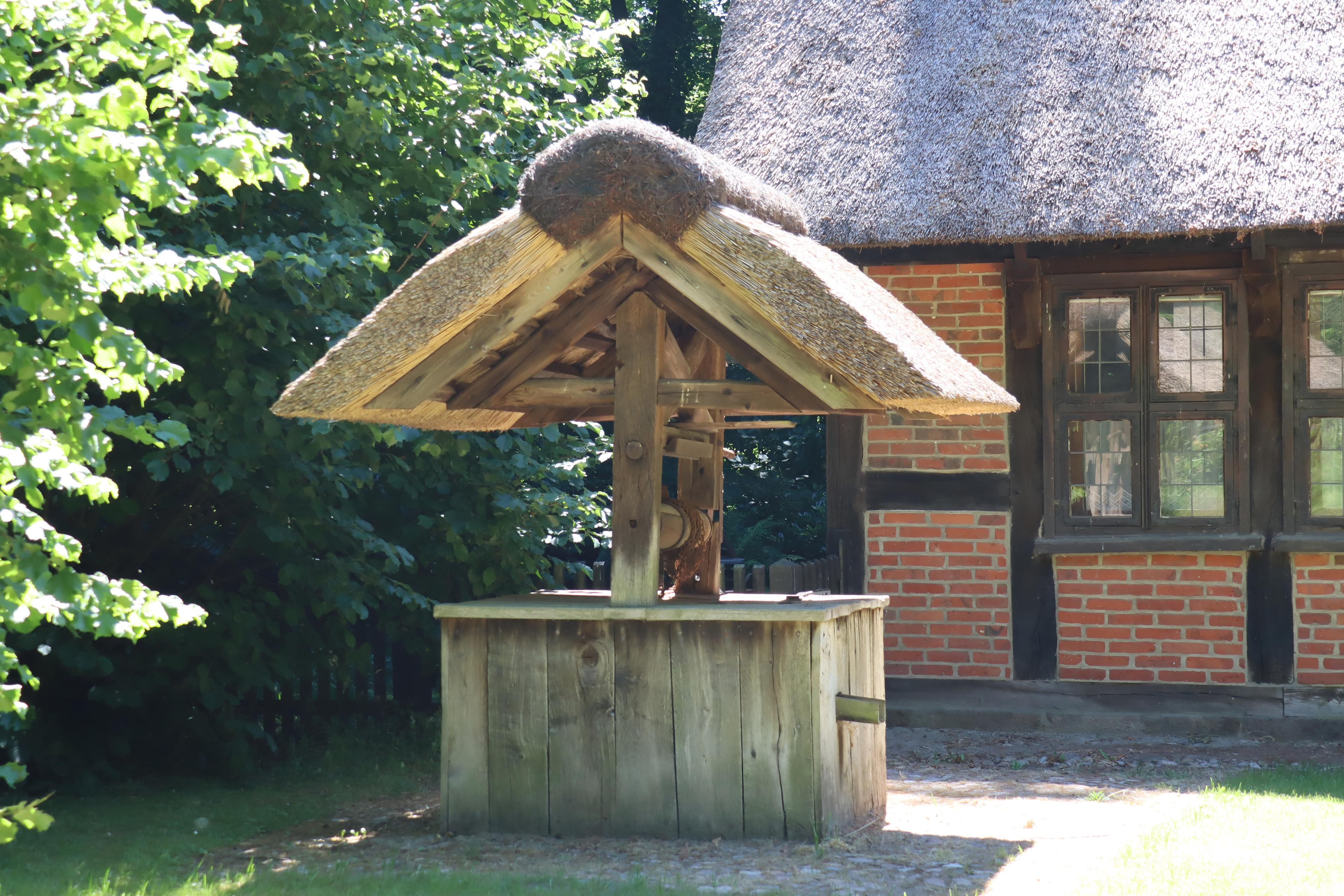 Ein alter Brunnen ist auf dem Hof der Heidmark zu sehen.