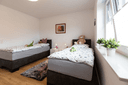 Drittes Schlafzimmer mit Einzelbetten im Ferienhaus Wiesenblume