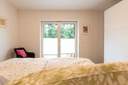 Schlafzimmer mit Blick ins Grüne im Ferienhaus Wiesenblume