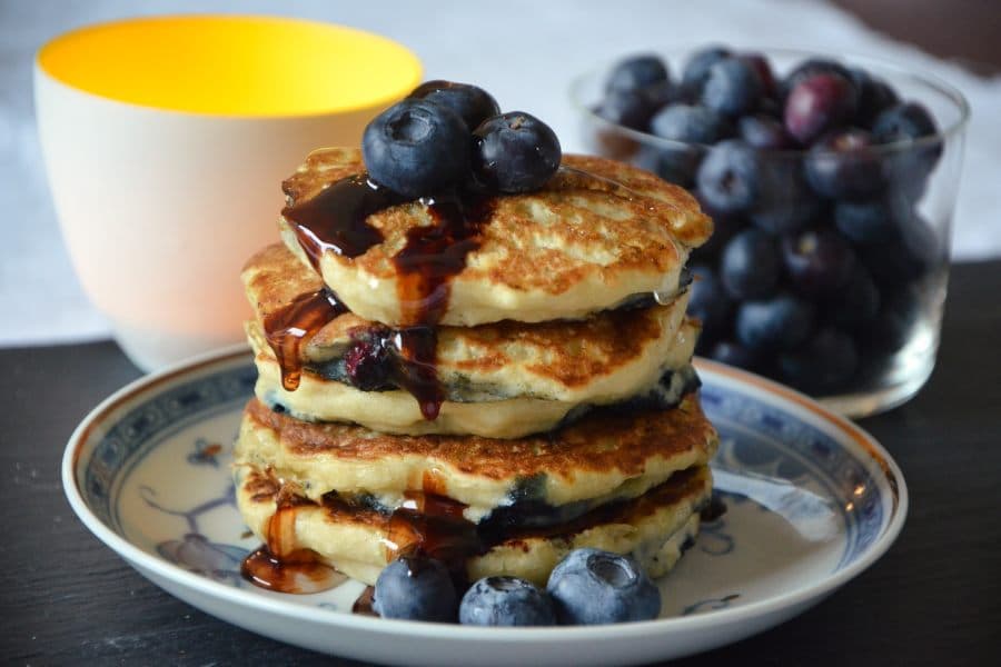 Vegane Pancakes aus Dinkelmehl mit Heidelbeeren