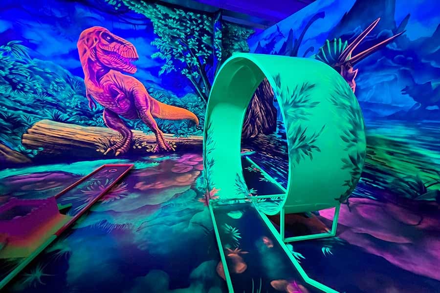 Leuchtendes Neonlicht und zahlreiche Hingucker machen das brandneue Indoor-Angebot zu einem coolen Gästemagneten.