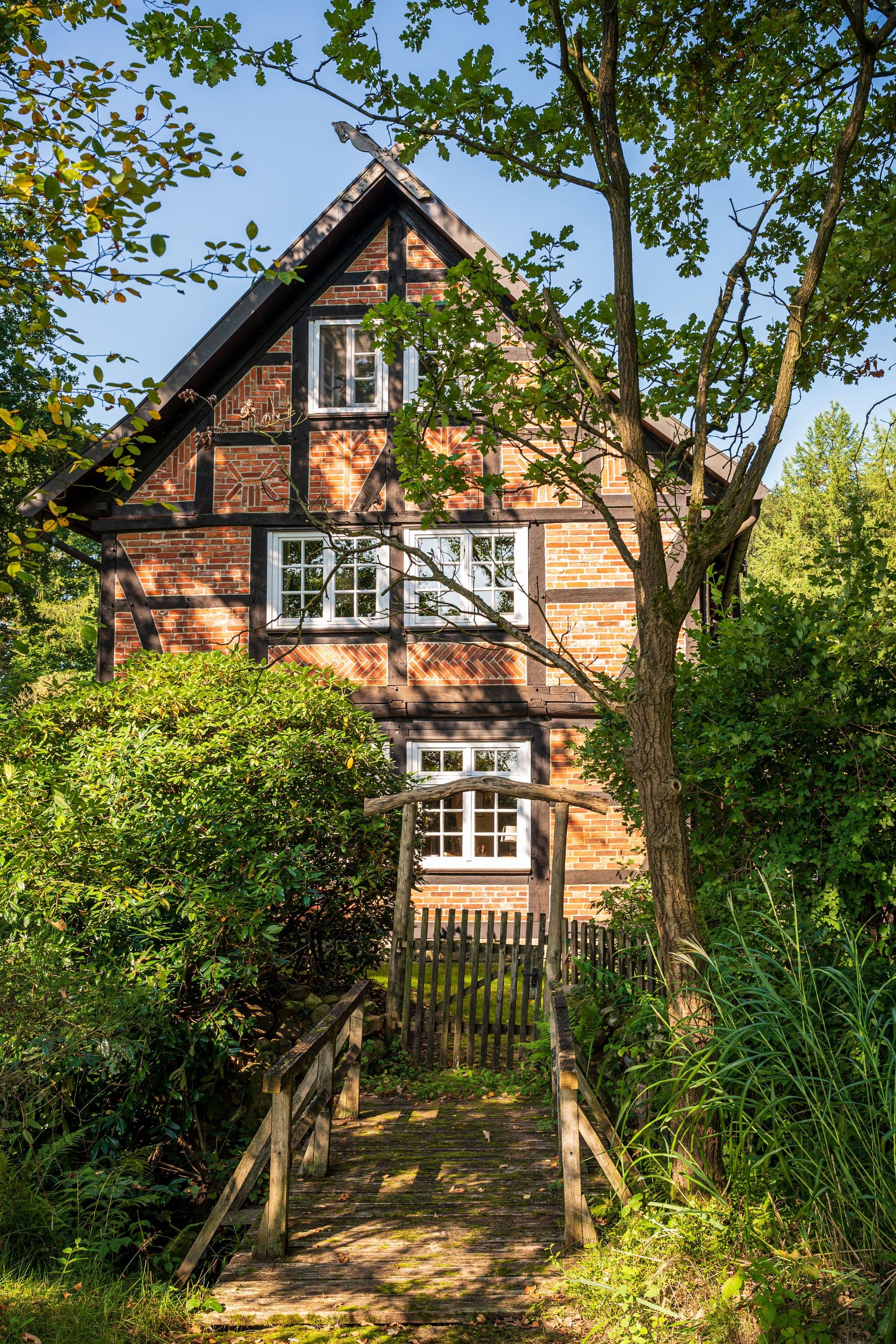 Wandern durch idyllische Heidedörfer mit Fachwerkhäusern