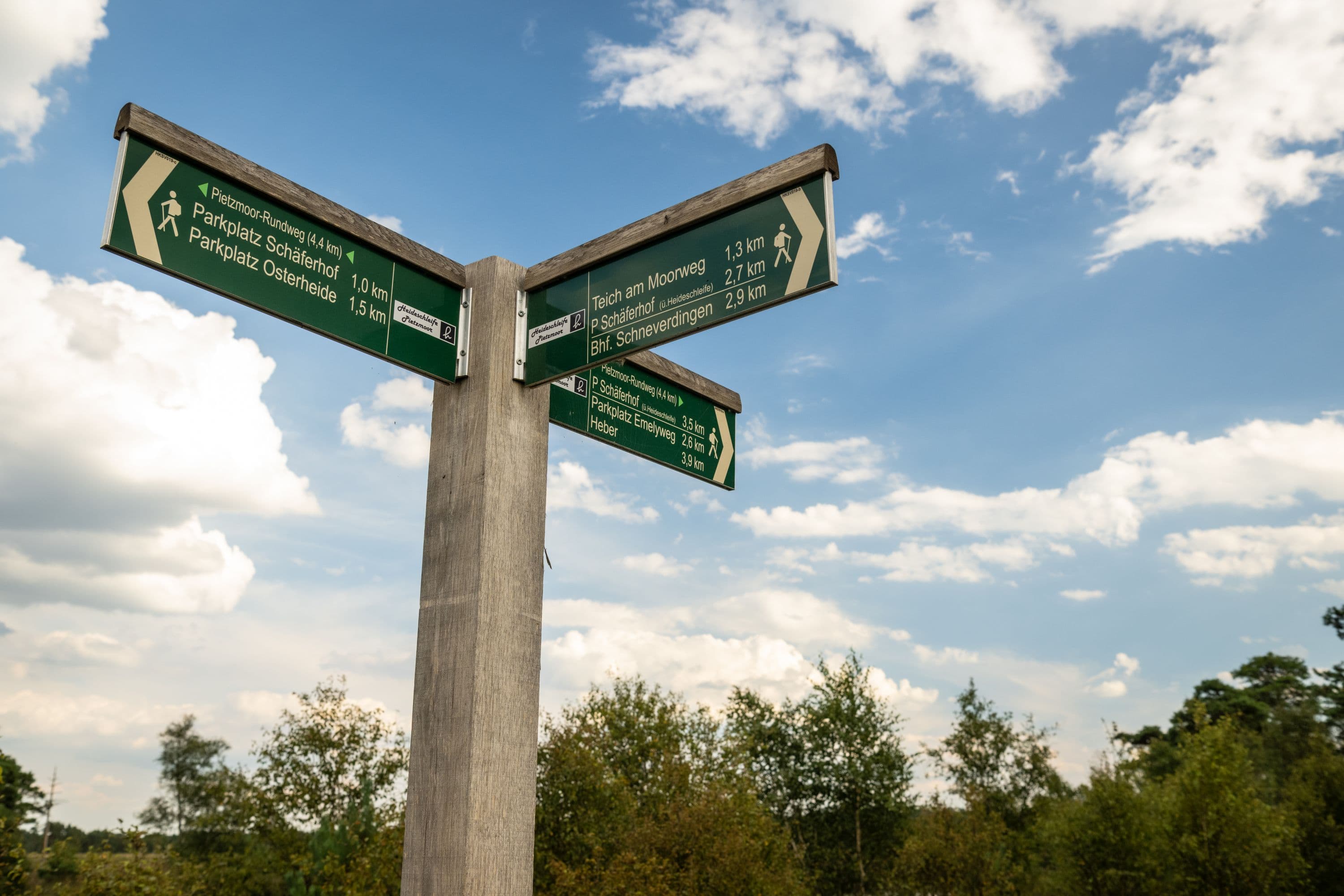 Beschilderung für die Wanderer im PietzmoorSignposting for hikers in the PietzmoorSkiltning for vandrere i PietzmoorBewegwijzering voor wandelaars in het Pietzmoor