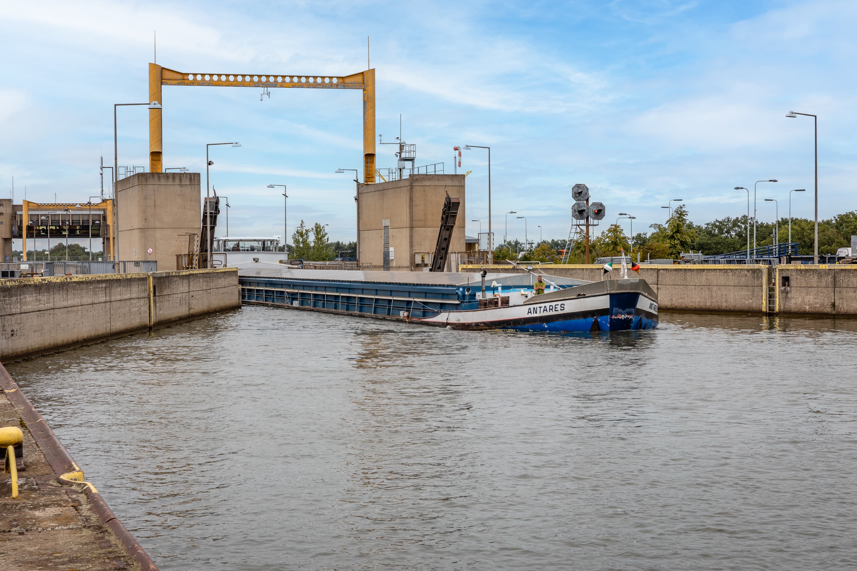 23 Meter nach oben gefahren, nun erfolgt die Ausfahrt aus der Schleuse