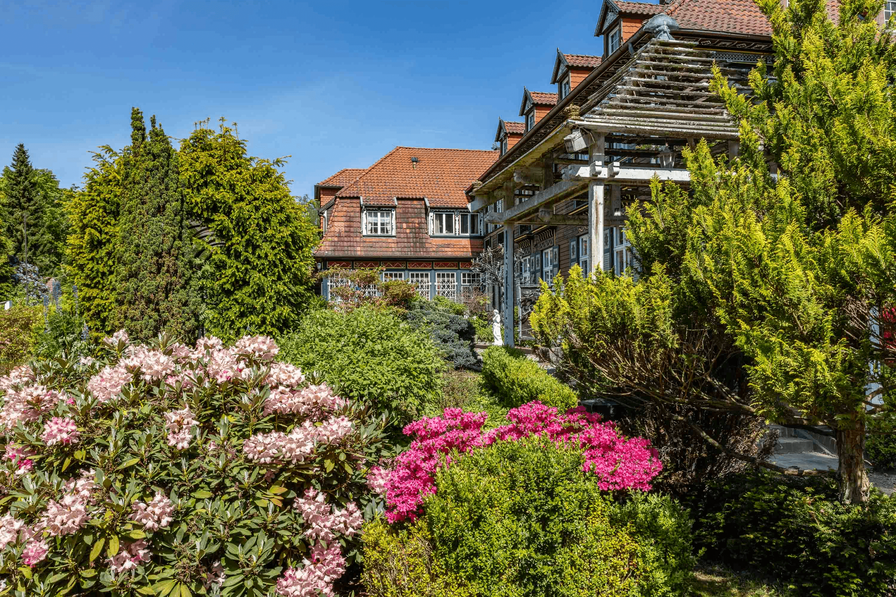 Die Jagdvilla Iserhatsche umgiebt ein barocker Garten