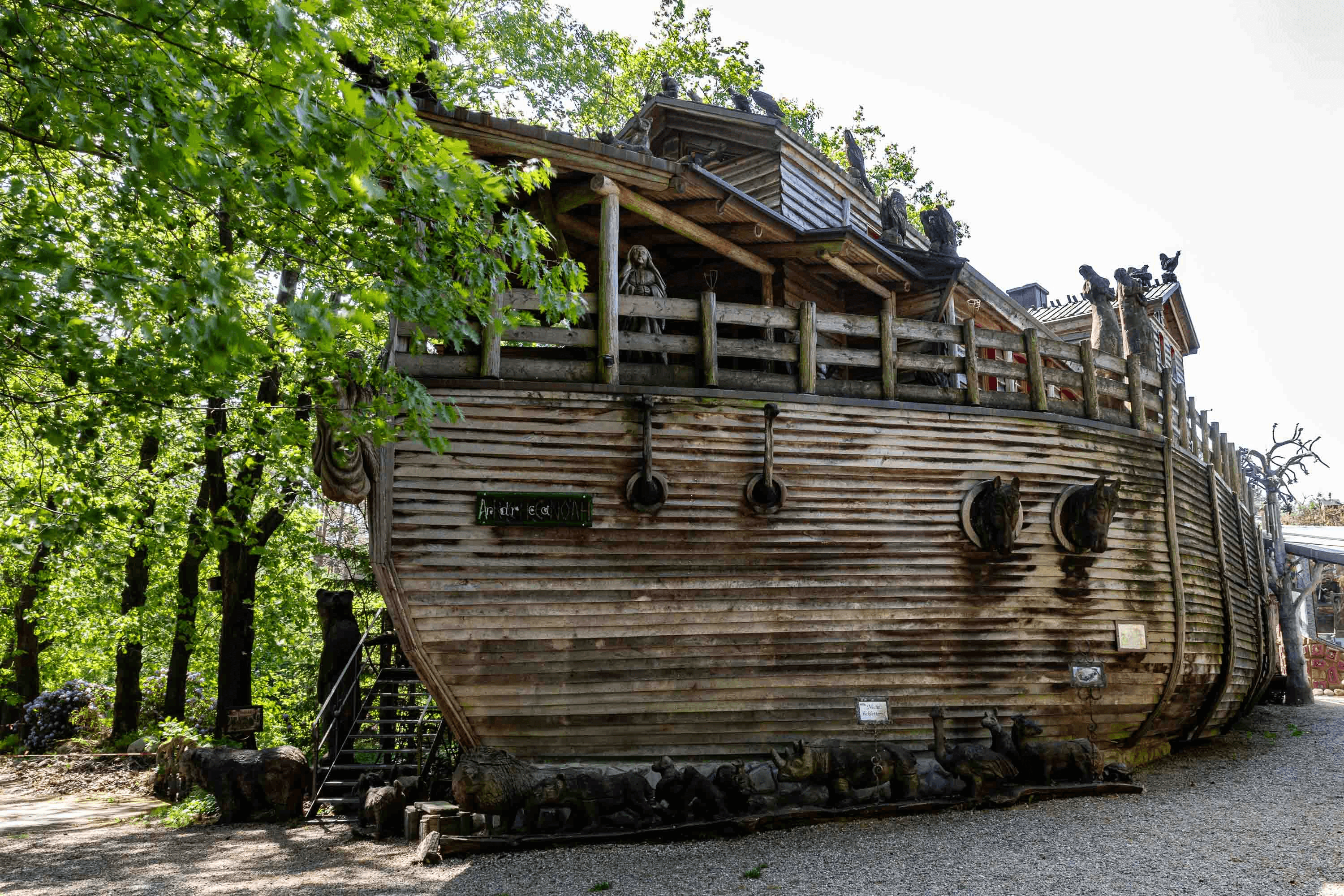 In der Iserhatsche Bispingen steht eine riesige Arche Noah