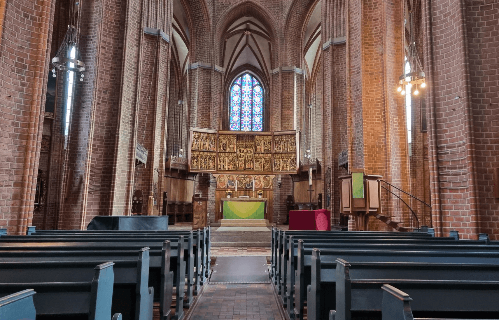 die kirche von innen: Altar in der St. Nicolaikirche Lüneburg