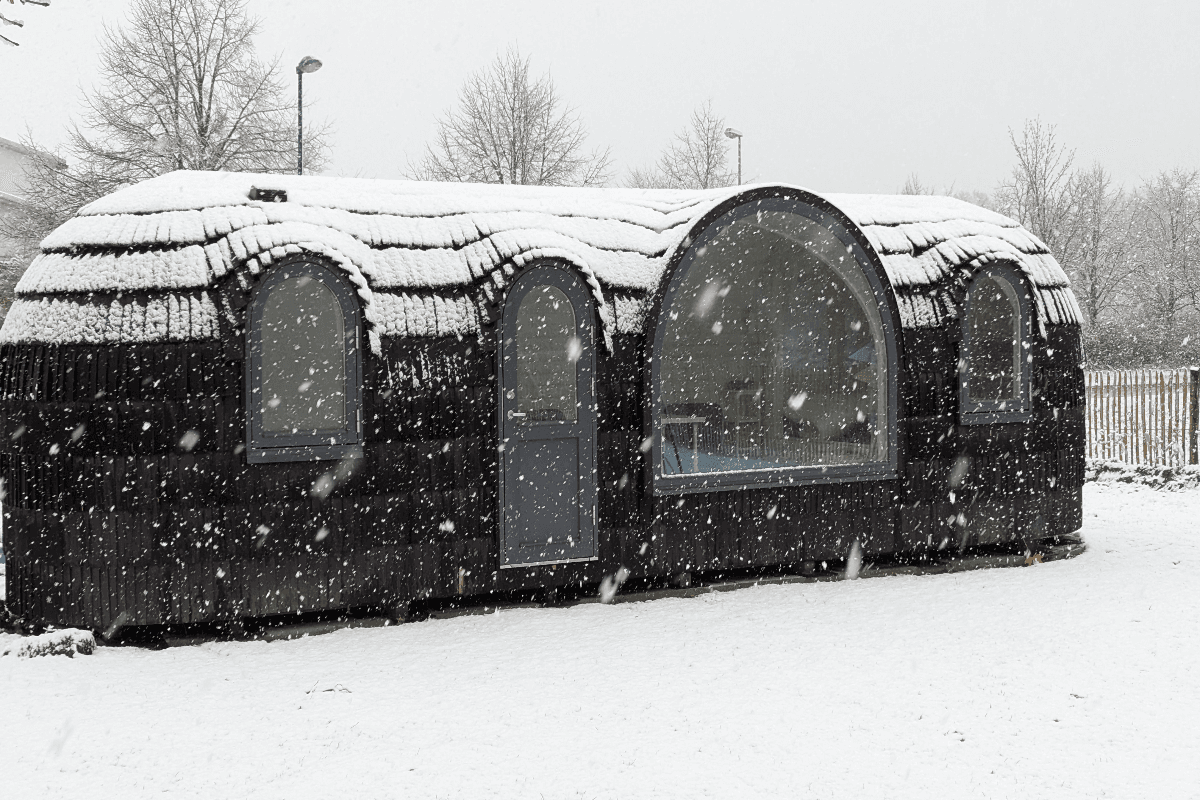 Außenansicht im Winter mit Schnee TinyHaus in Tostedt