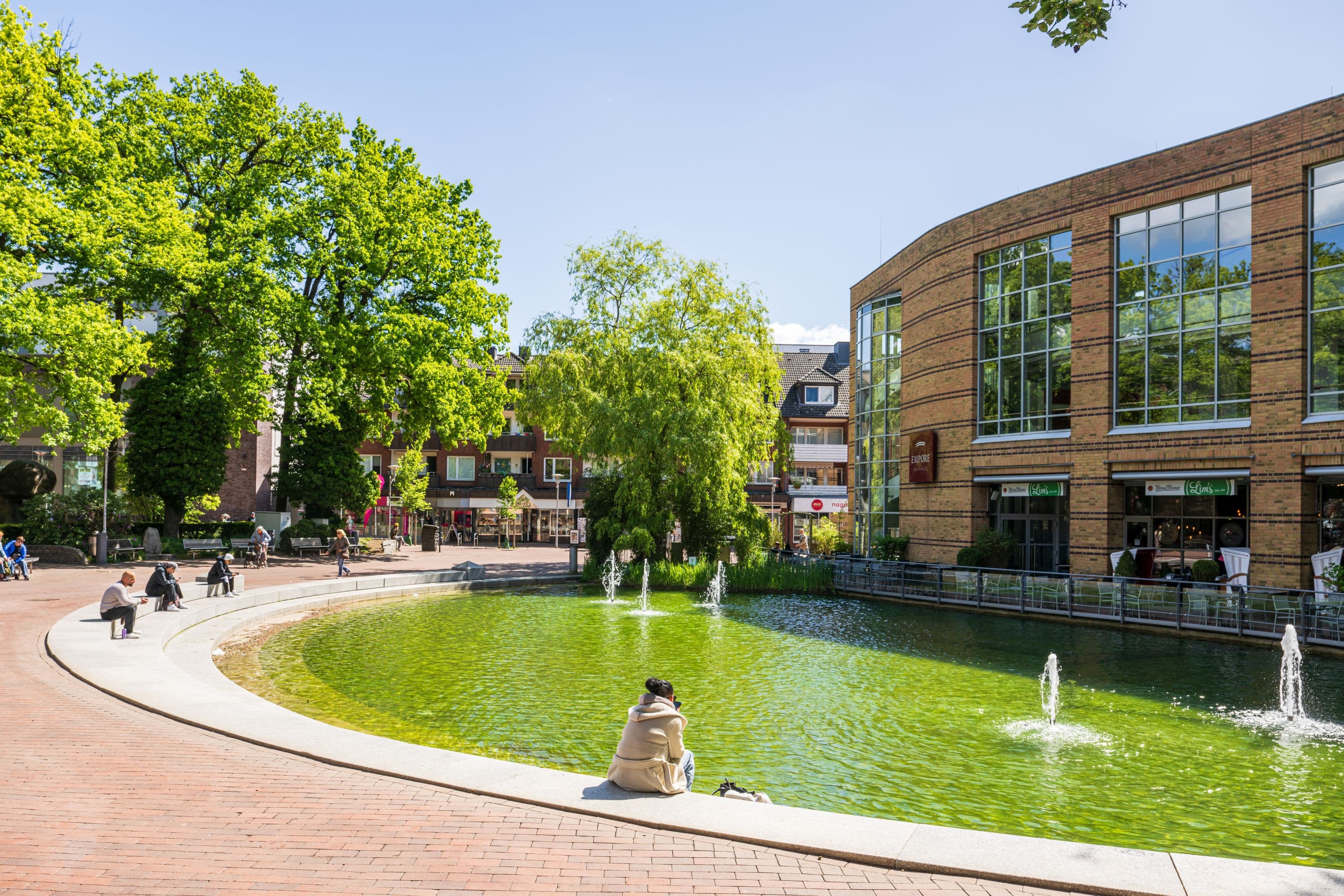 Brunnen in der Innenstadt von Buchholz in der Nordheide im Frühling