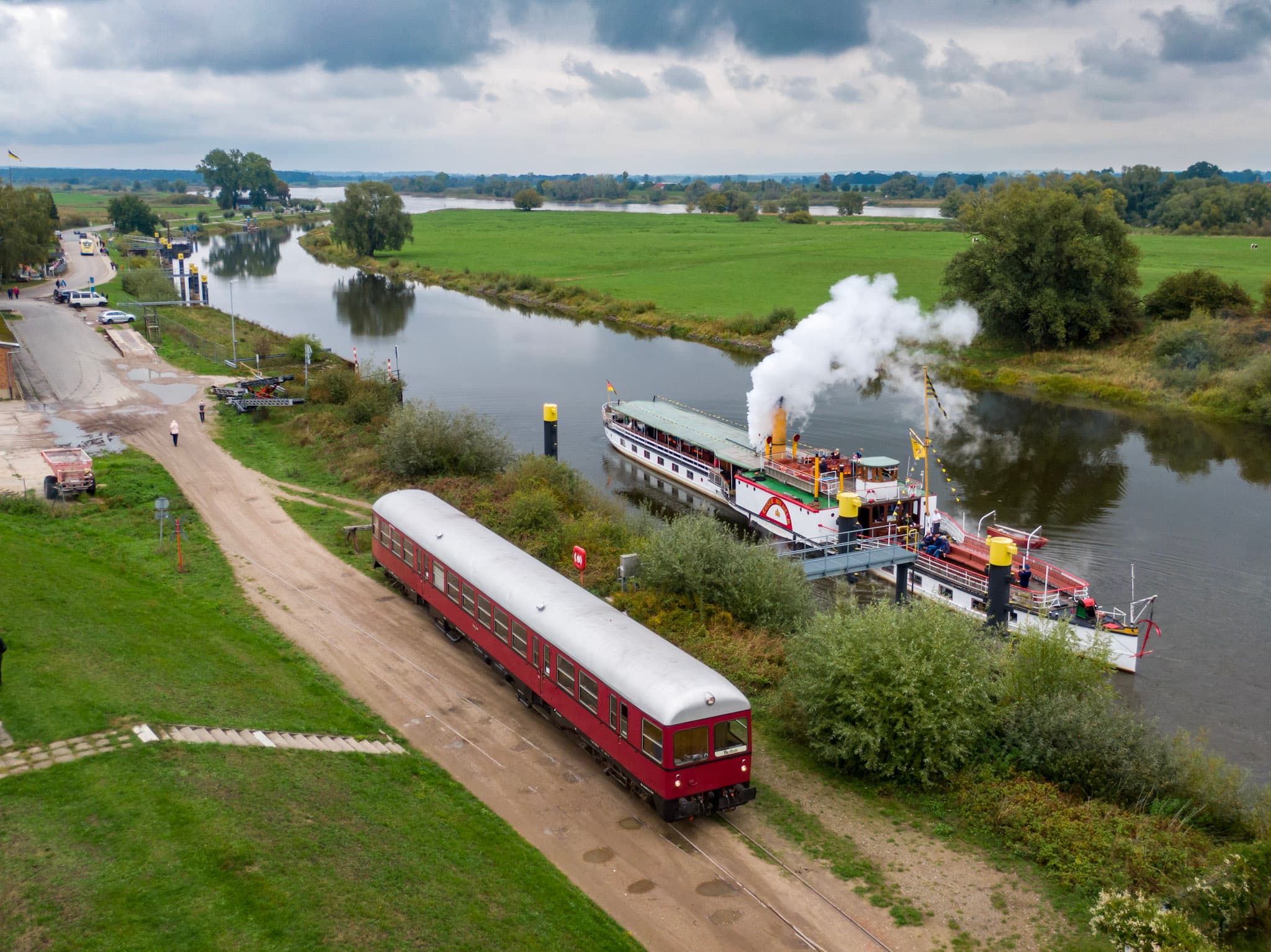 Der Heide-Express trifft den Raddampfer KAISER WILHELM im Hafen von Bleckede/Elbe