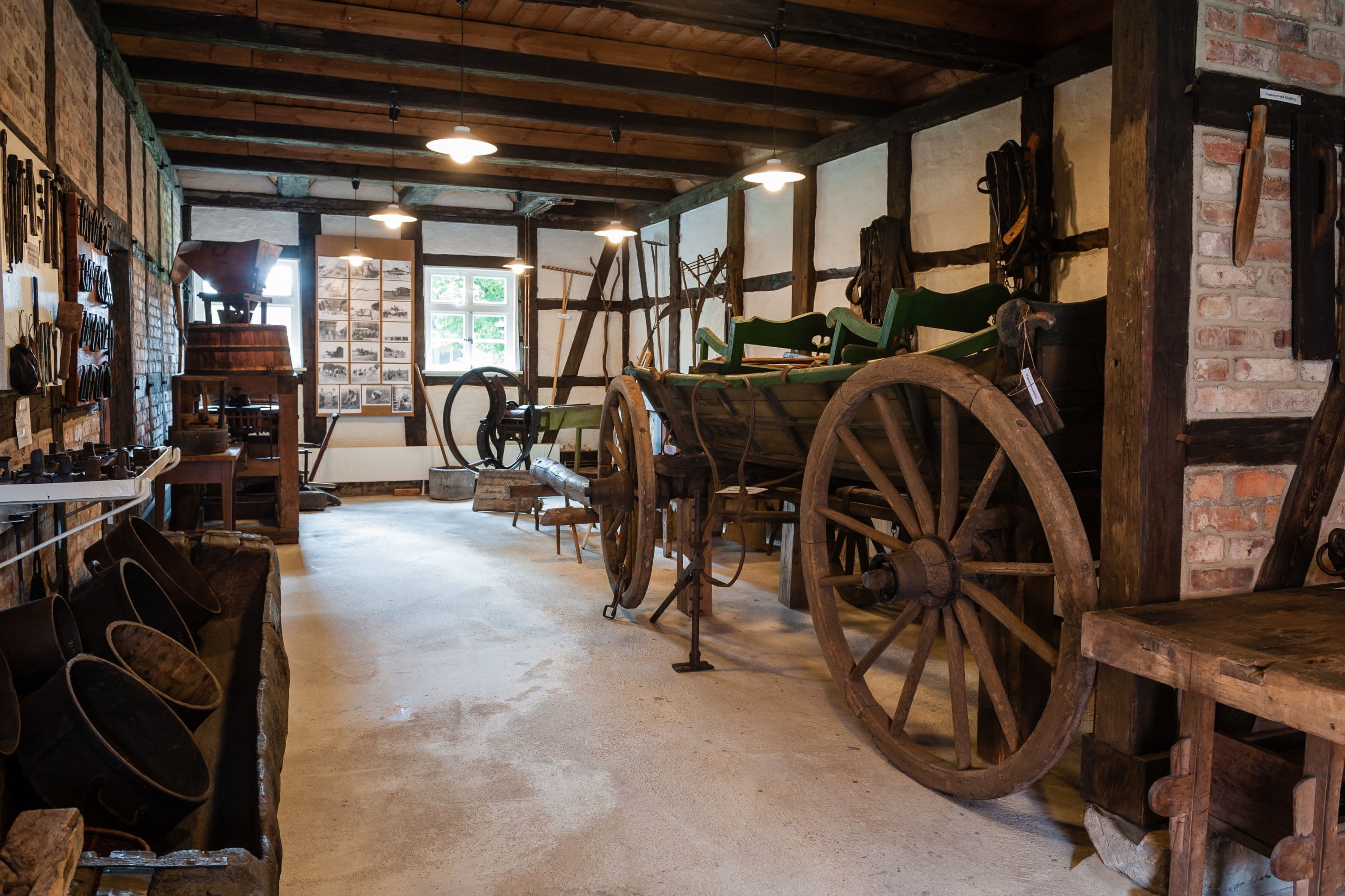 Alte Wagen im Museum Römstedthaus in Bergen
