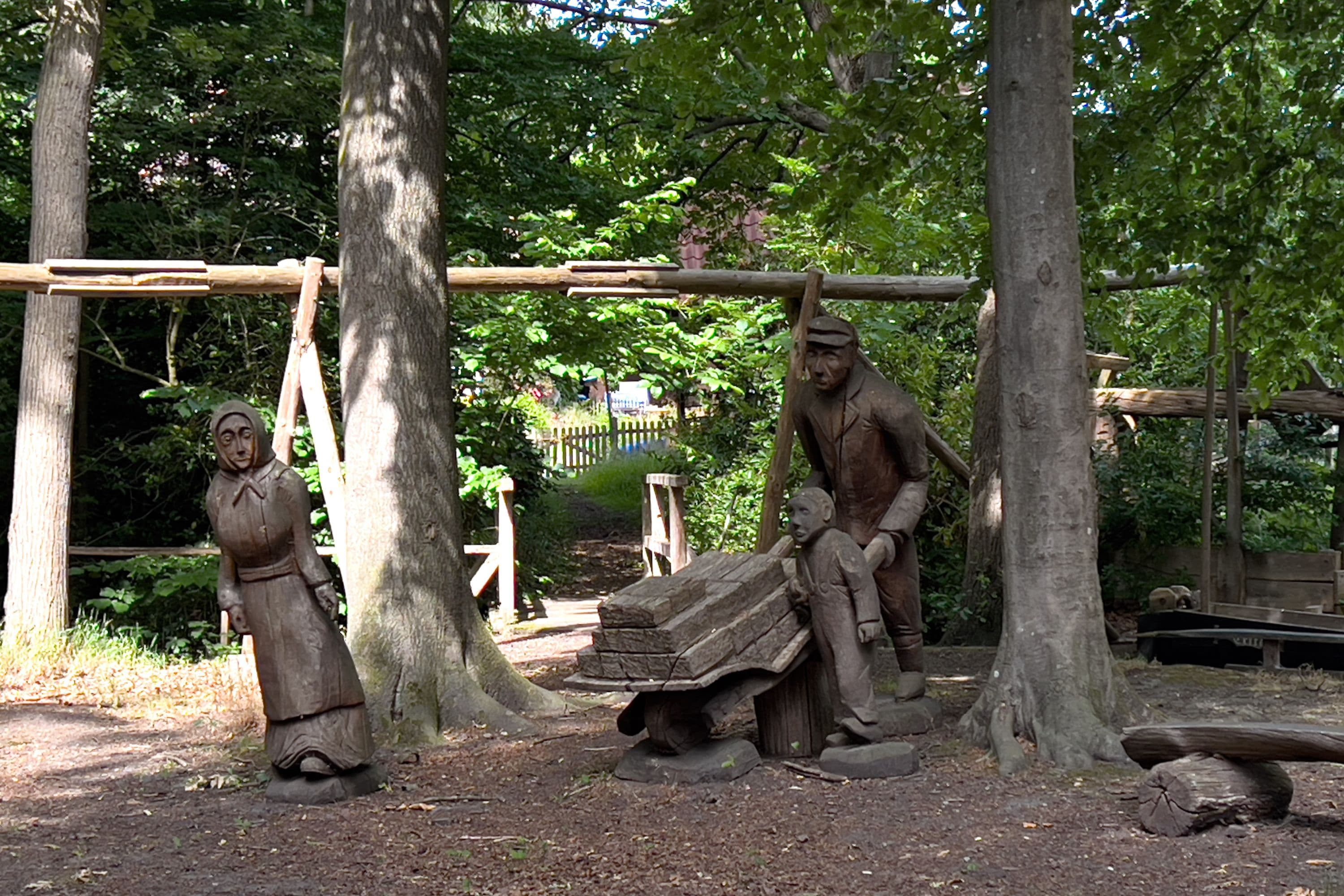 Torfstecher Holzfiguren am Salinenmuseum in Sülze