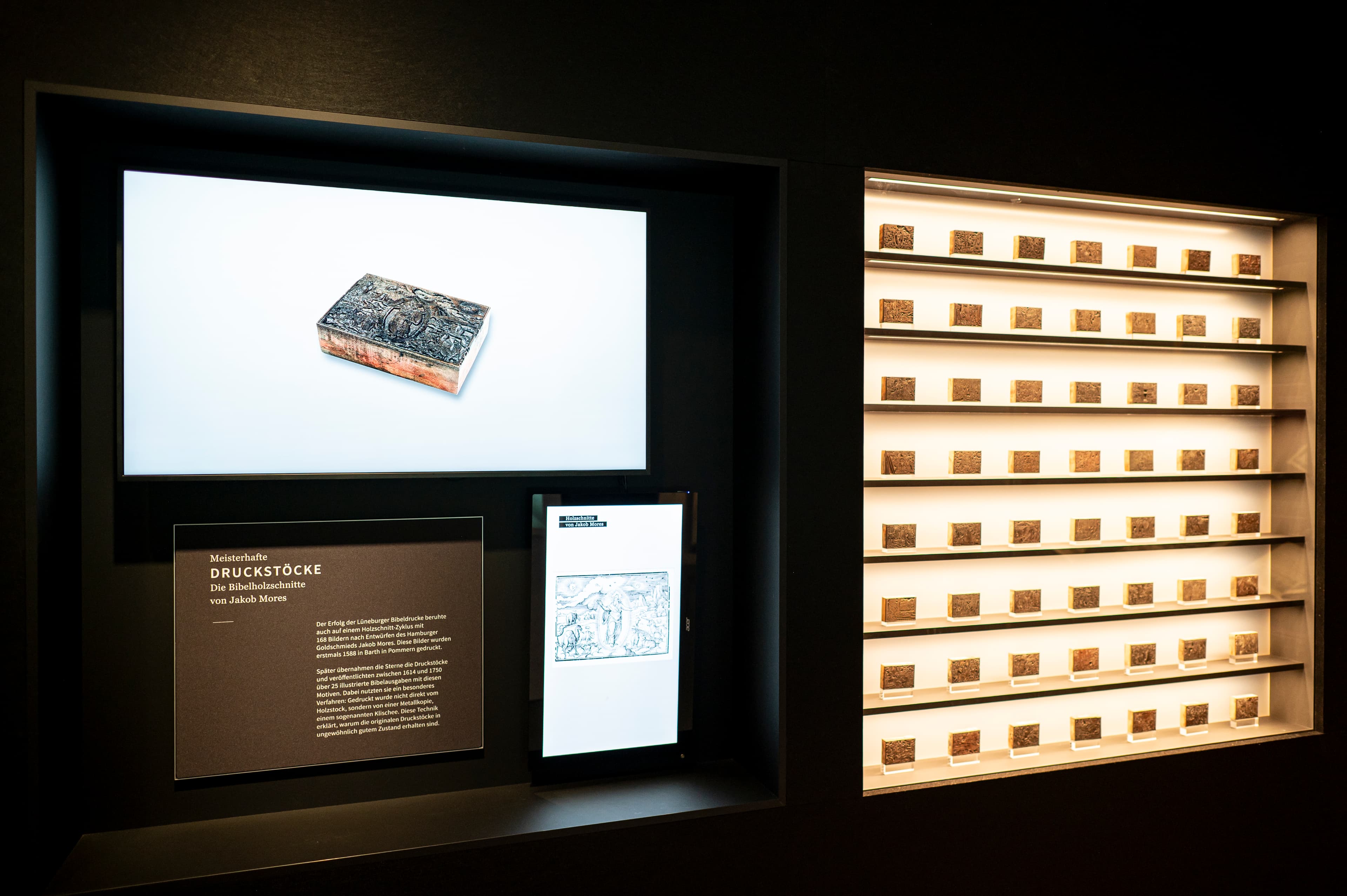 Ausstellung zu Druckstöcken von Jakob Mores: Vitrine und Bildschirm im Museum Lüneburg.