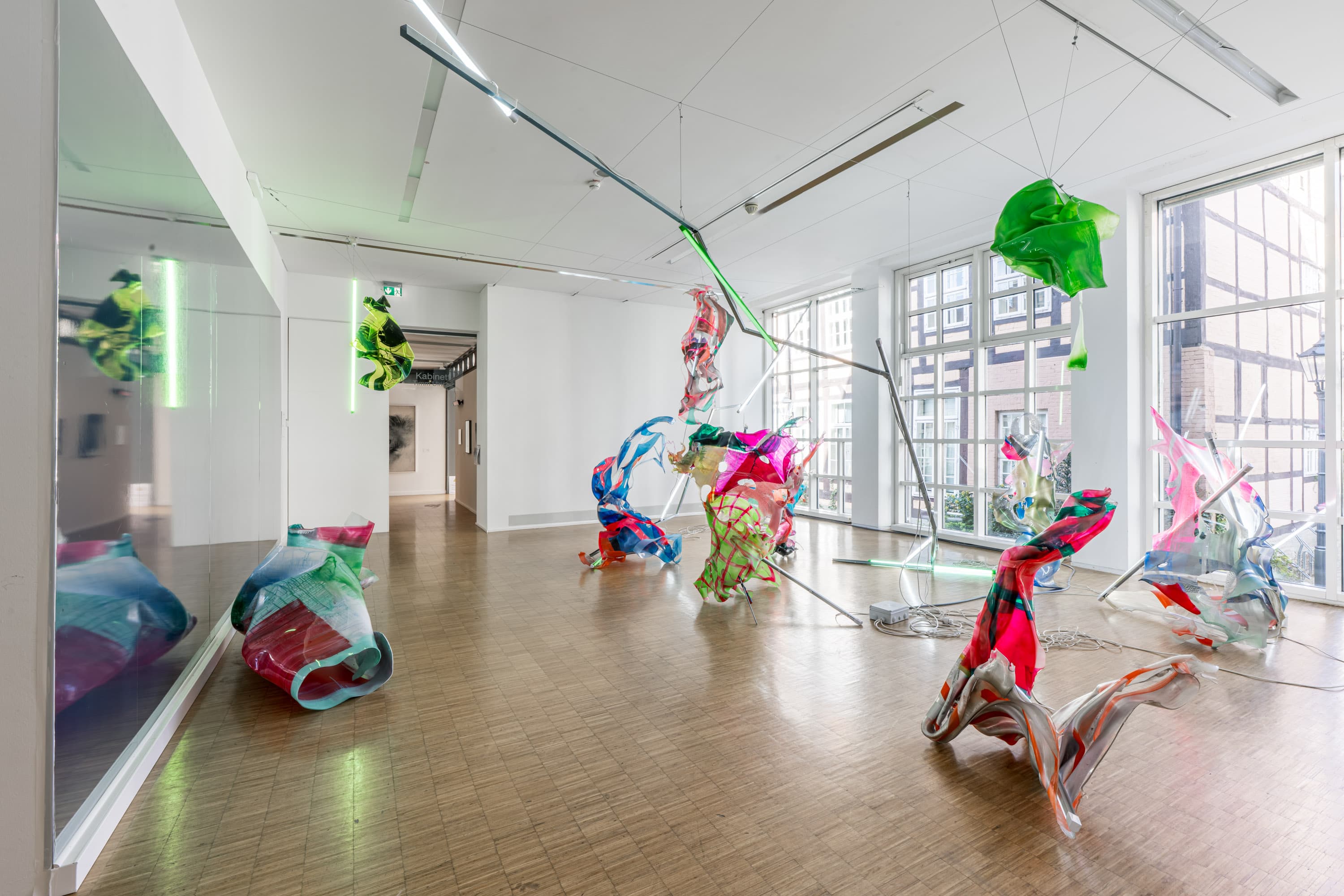Raumansicht der Lichtkunst-Ausstellung mit farbigen, abstrakten Skulpturen im Kunstmuseum Celle.