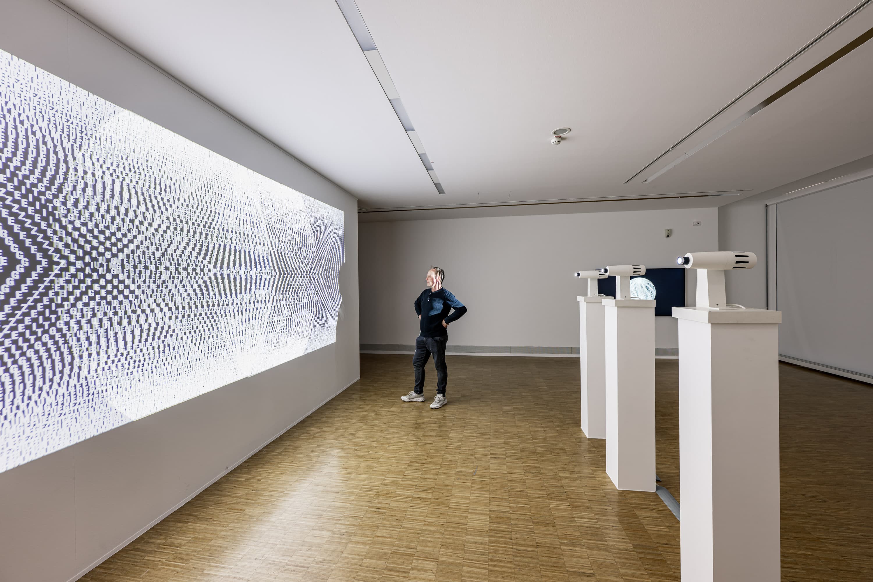 Ein Besucher betrachtet eine Lichtinstallation in einem Ausstellungsraum des Kunstmuseums in Celle.