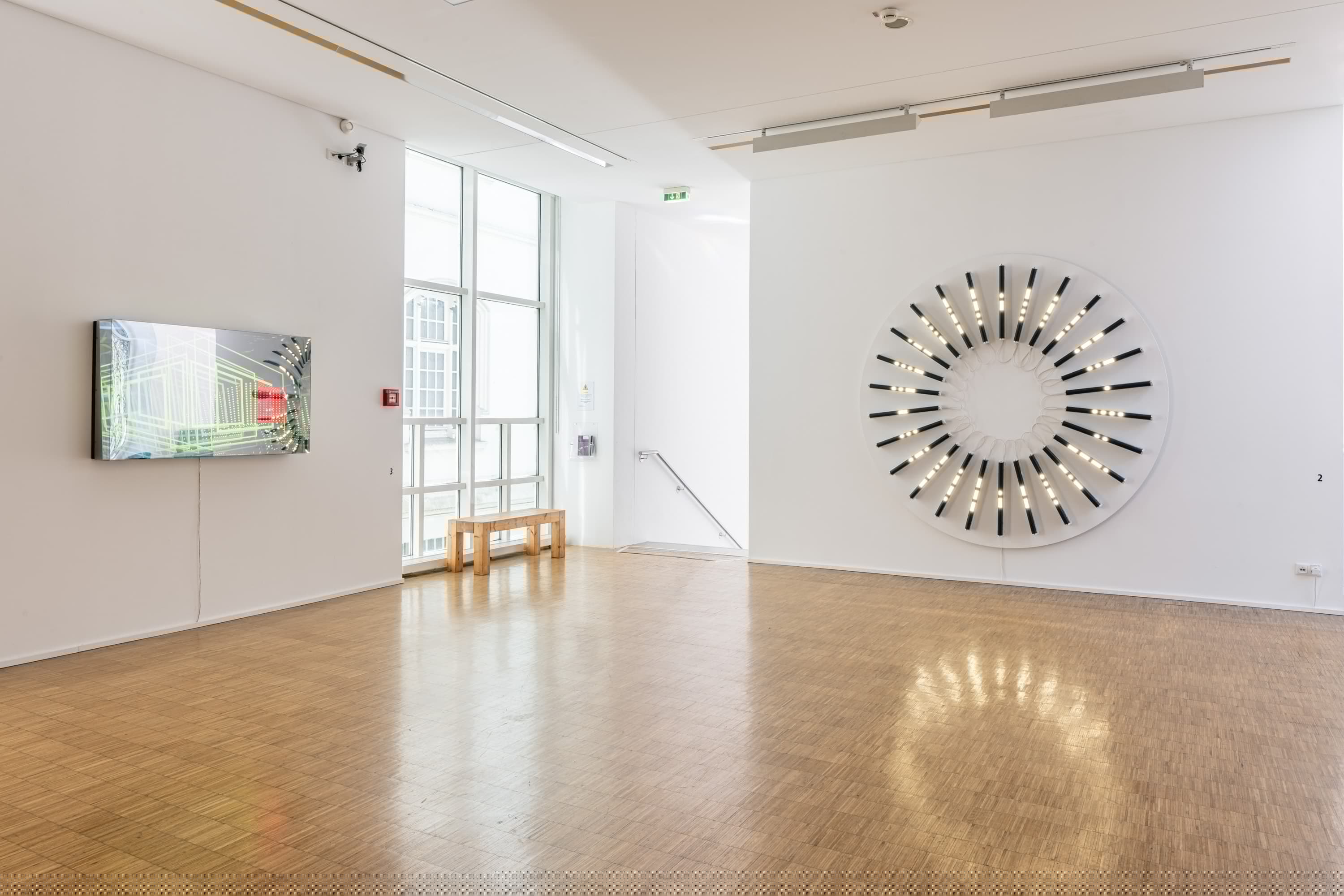 Heller Ausstellungsraum im Kunstmuseum Celle mit zwei leuchtenden Kunstinstallationen an den Wänden.