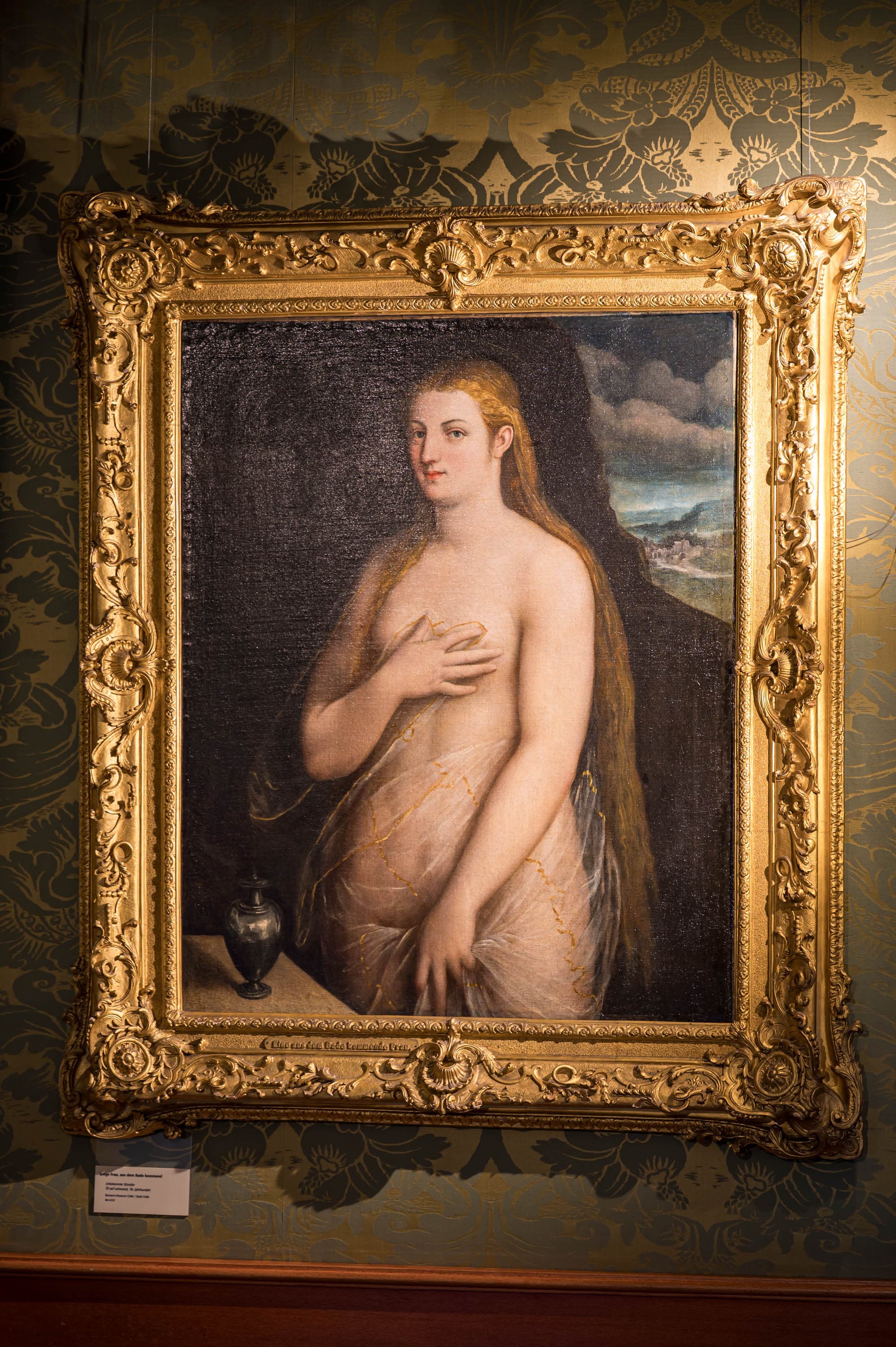 Barockes Gemälde einer Frau mit langen blonden Haaren in einem prunkvollen Goldrahmen im Schloss Celle.