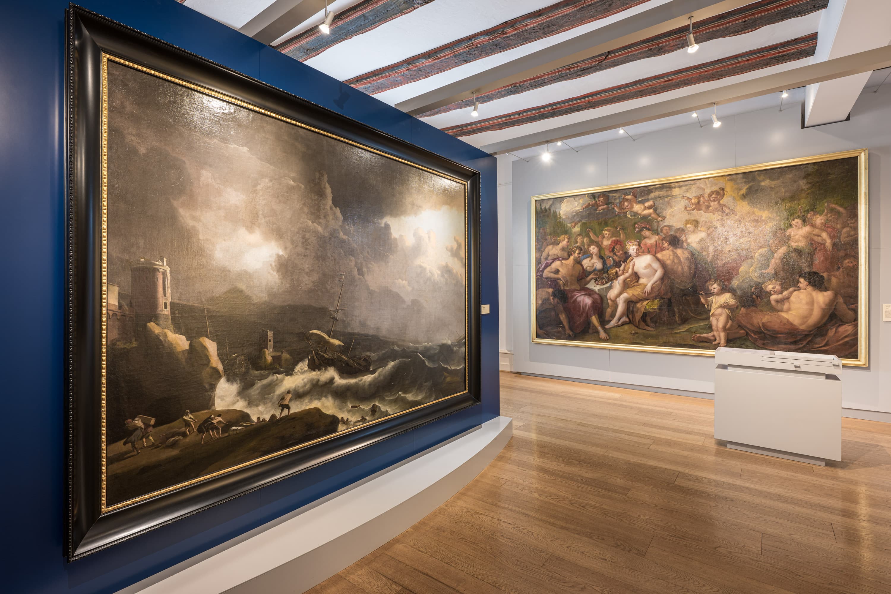 Ausstellungsraum im Residenzmuseum Celle mit zwei großen, historischen Gemälden an den Wänden.