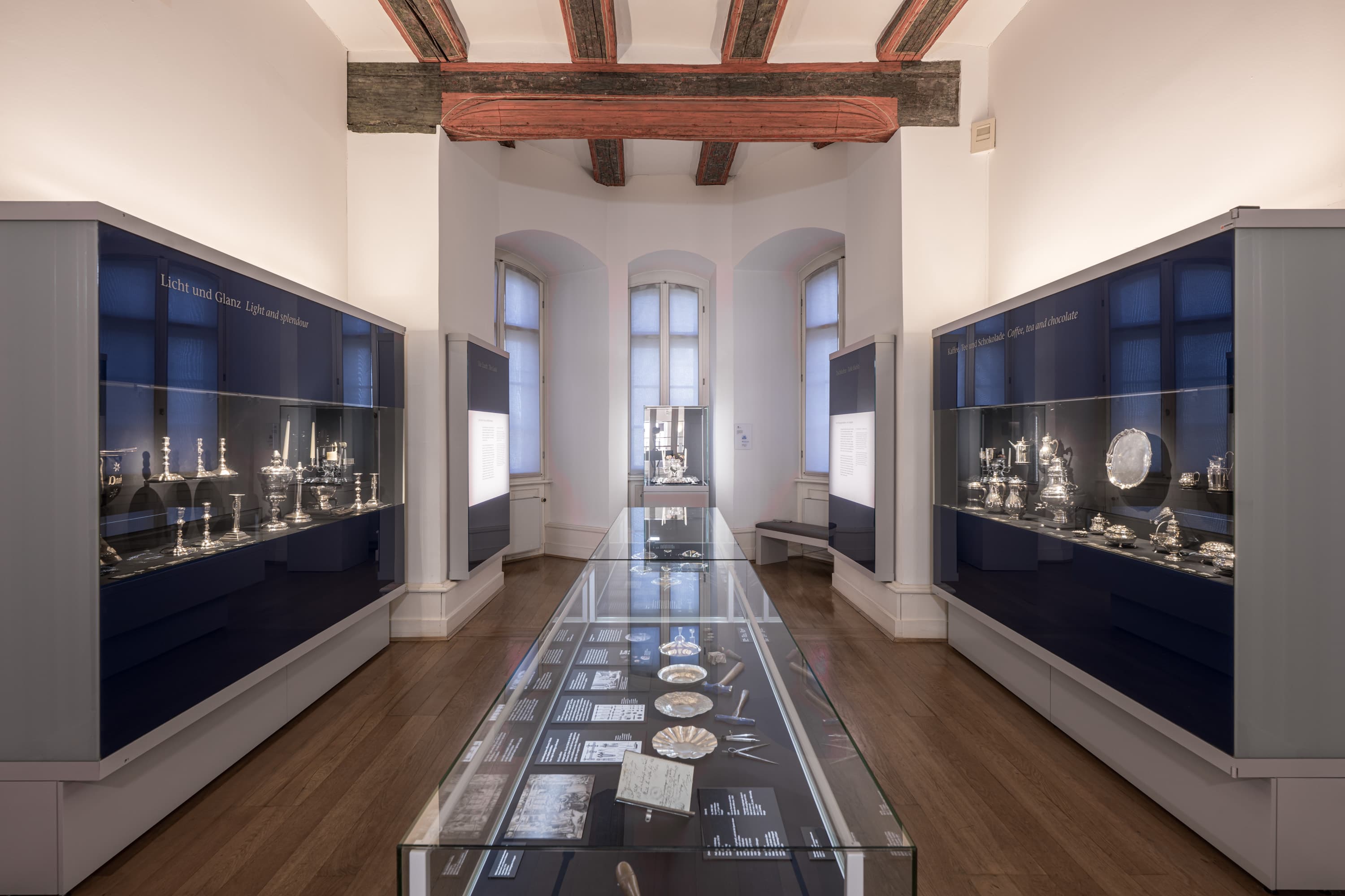 Heller Ausstellungsraum des Silberkabinetts im Schloss Celle mit Exponaten in Glasvitrinen.