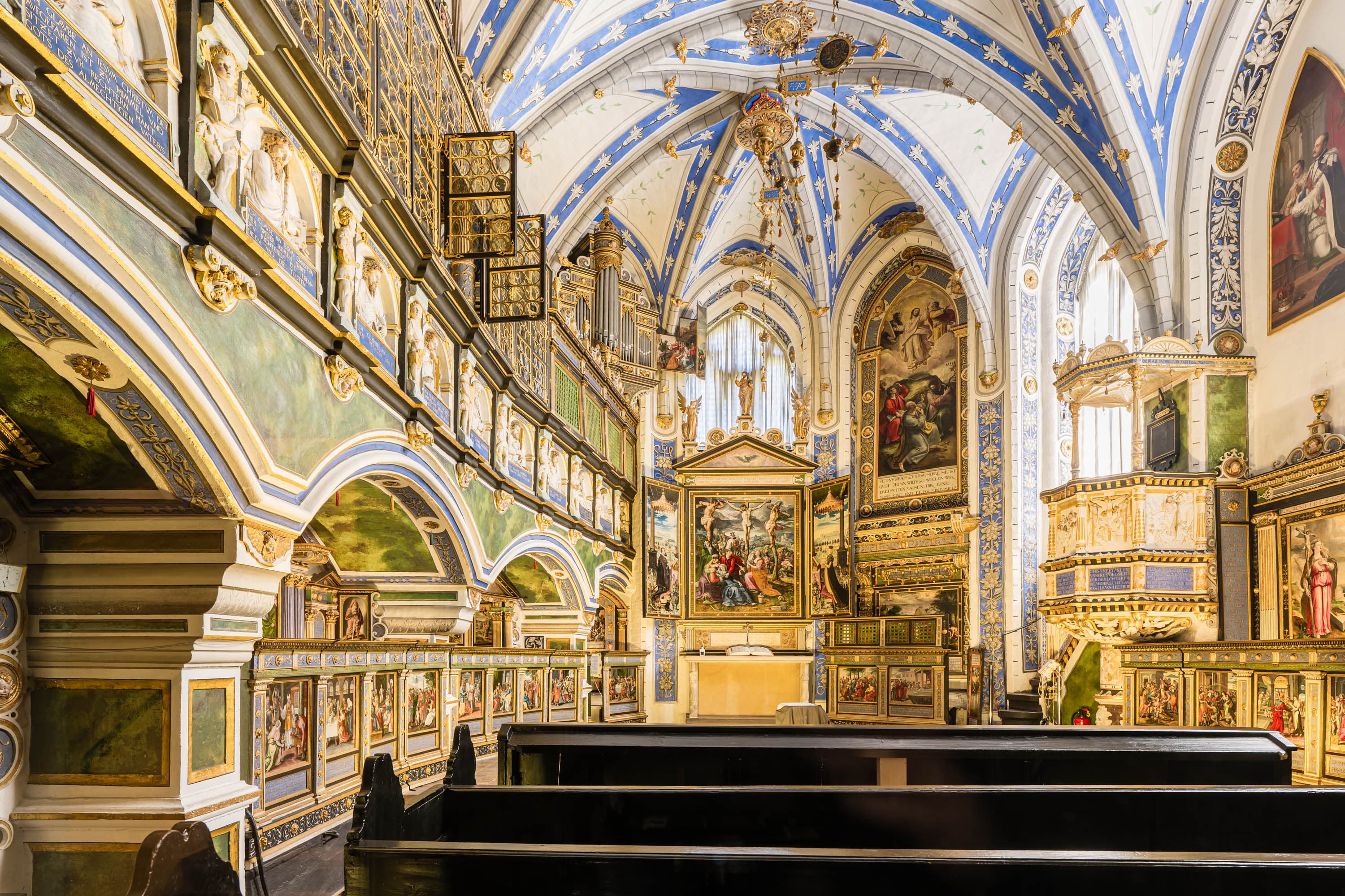 Prunkvoll gestaltete Schlosskapelle mit bemaltem Gewölbe, Emporen und Altar im Residenzmuseum Celle.