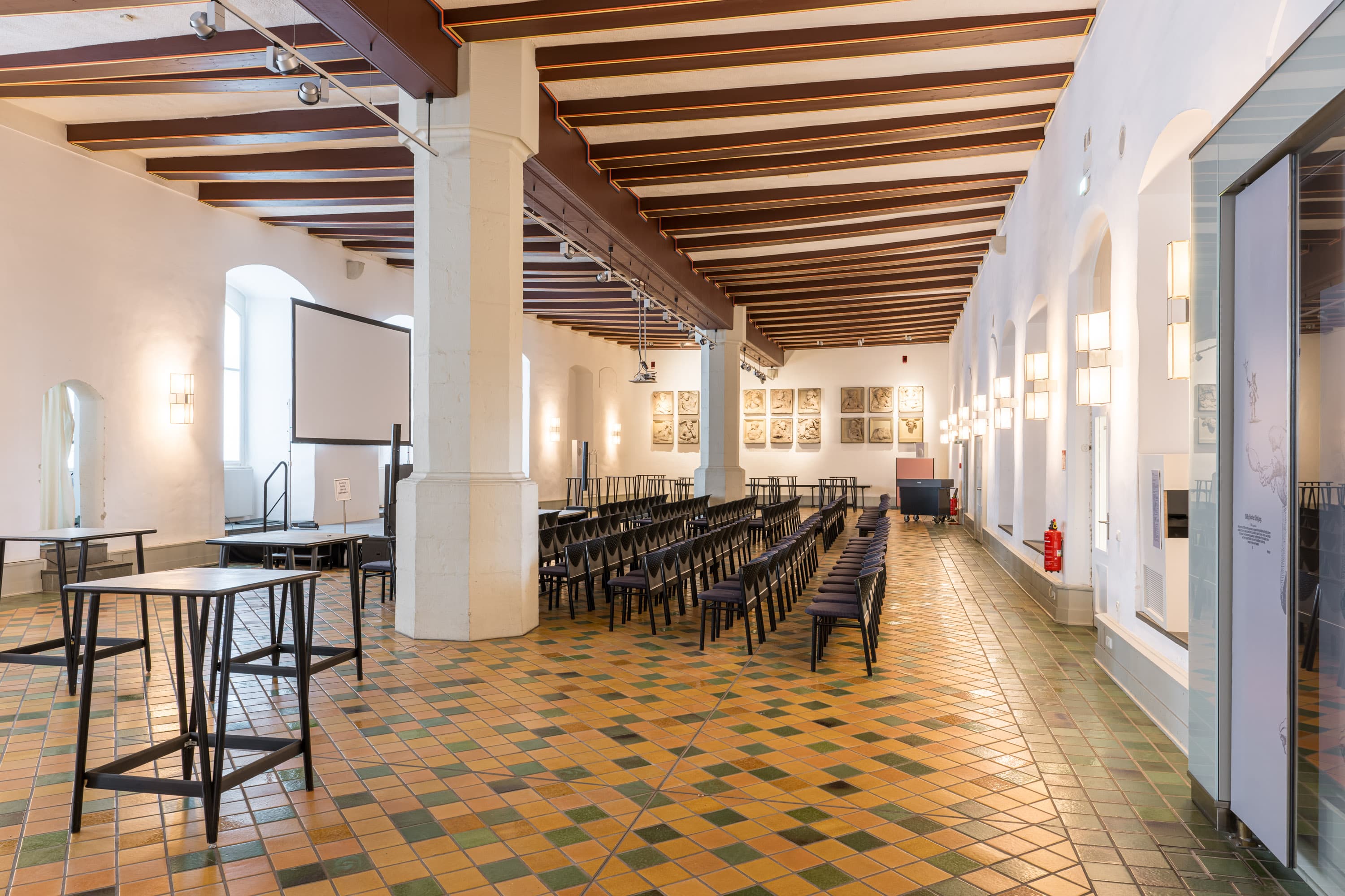 Historischer Rittersaal im Schloss Celle, modern als Veranstaltungssaal mit Bestuhlung eingerichtet.