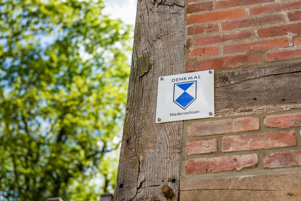 Denkmalgeschütztes Hofcafé Lohhof, historischer Treppenspeicher am Märchenwanderweg