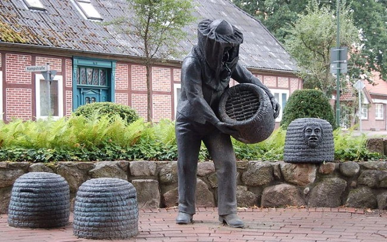 Wietzendorfs Imkerstatue im Ortskern