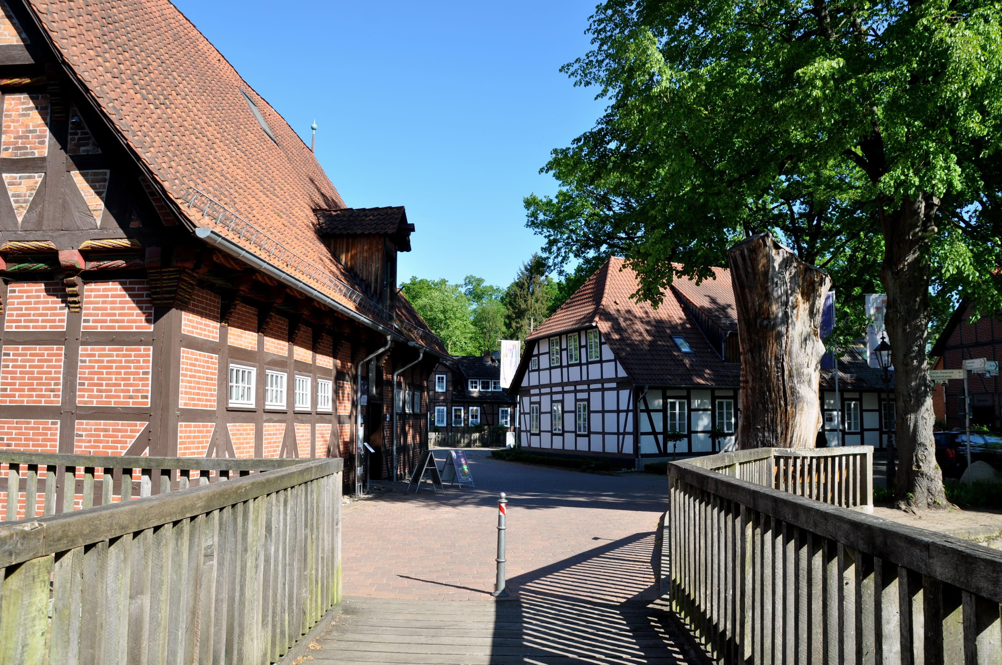 Der seitliche Blick auf das Kulturhaus in Wienhausen von der Brücke aus