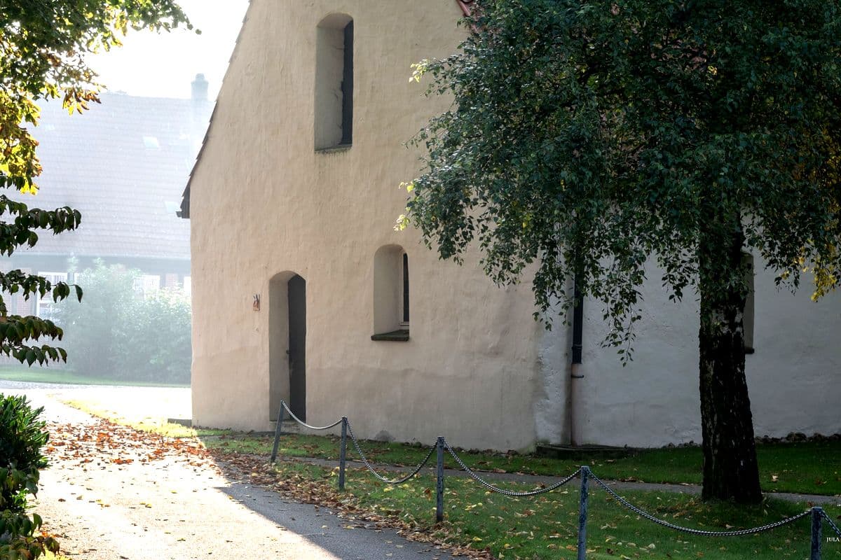 Die Marienkirche Bröckel im herbst