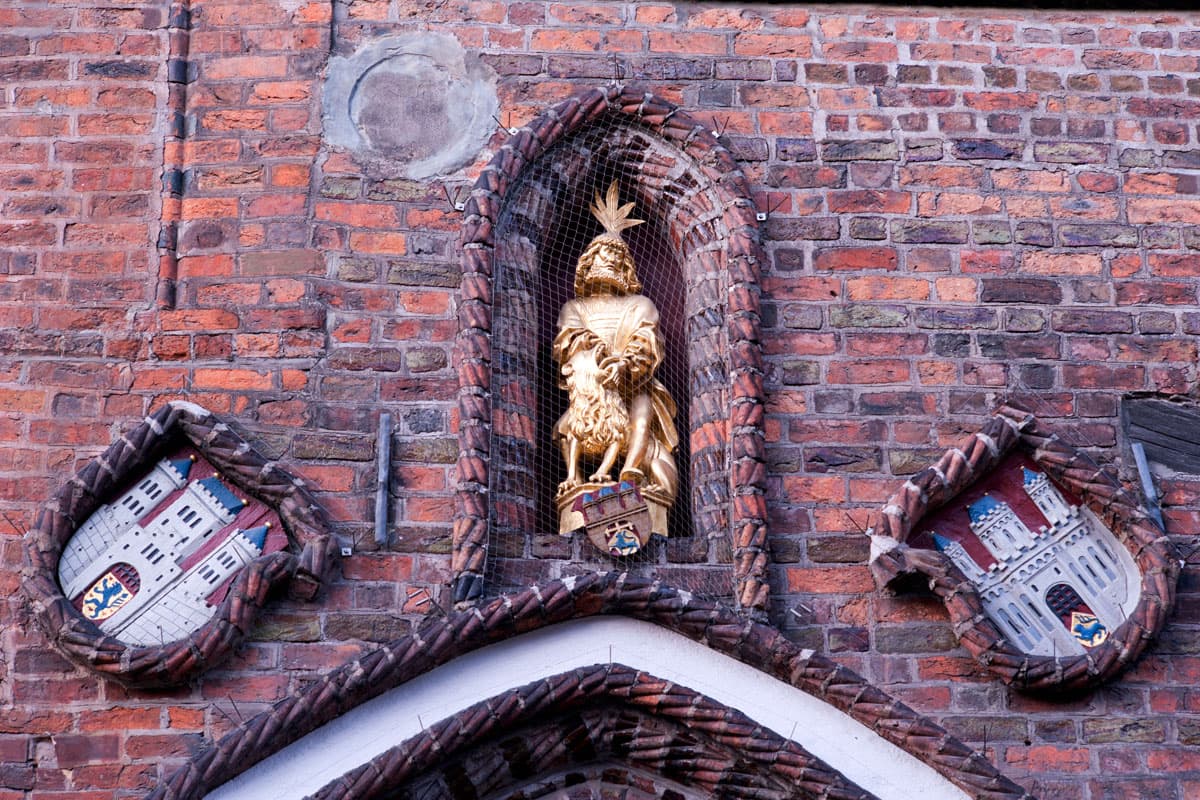 Über dem Portal des Rathauses Lüneburg finden sich zahlreiche Figuren