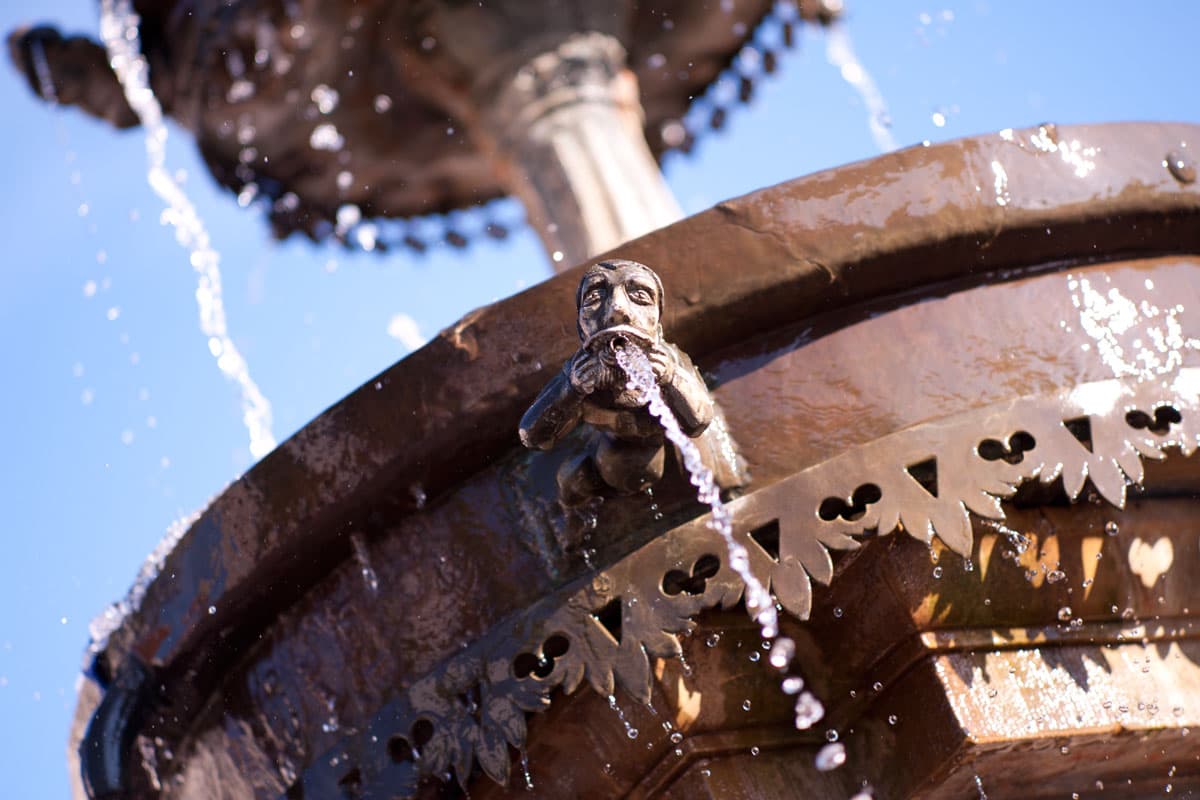 Der Luna Brunnen steht vor dem Rathaus Lüneburg