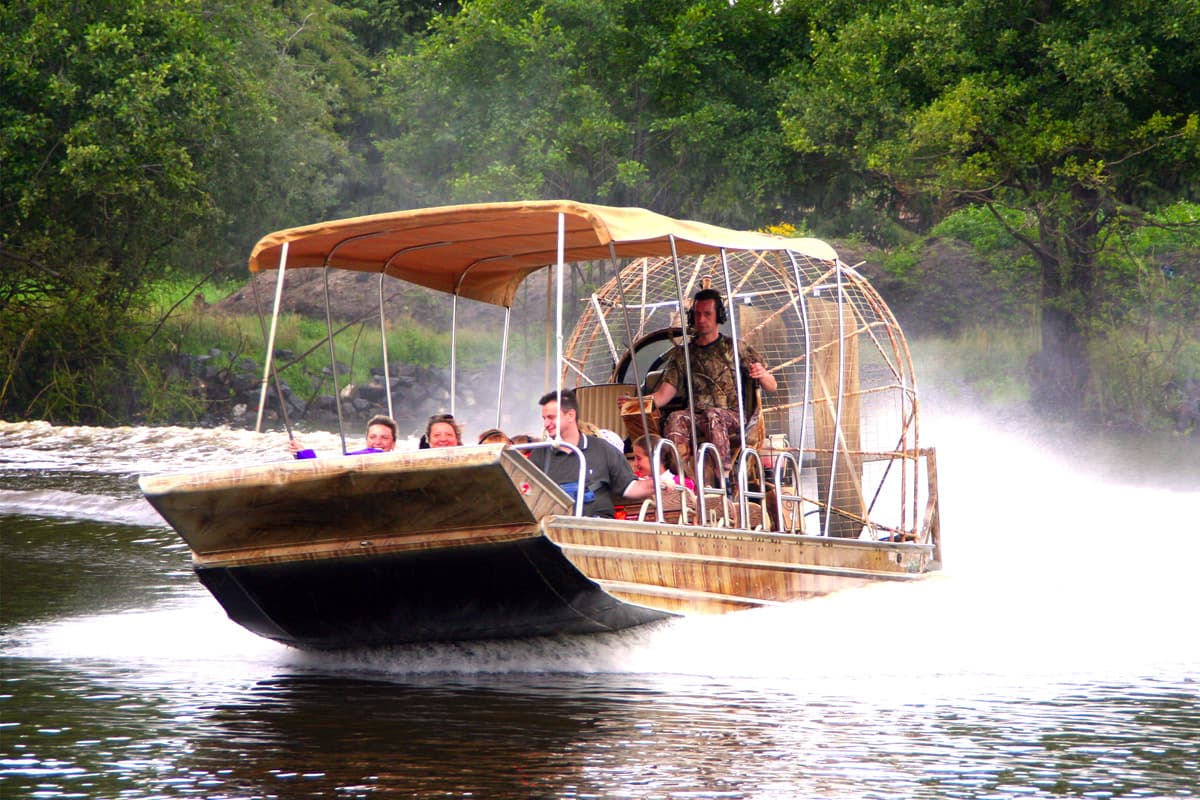 auf dem wasser geht es mit dem rasaten airboat durch den serengeti park