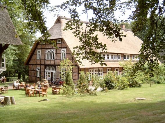 Der romantische Kaffeegarten mit dem historischen Treppenspeicher von 1737