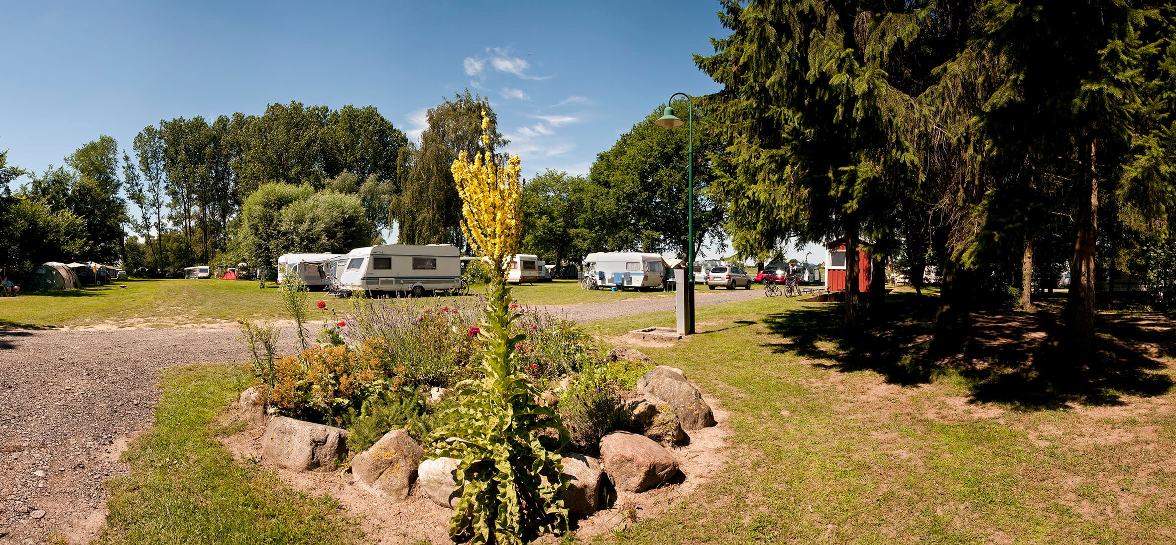 schöne stellplätze im Camping Land an der Elbe Hamburg