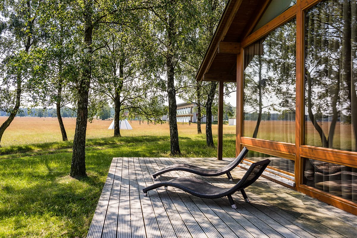 Lodge-Zimmer mit Sonnenliegen im Hotel Camp Reinsehlen